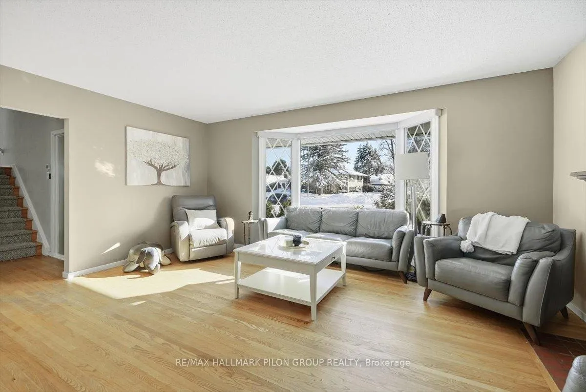 Photo 3 of 2116 Grafton Crescent, Ottawa, Beacon Hill North — HOMEH