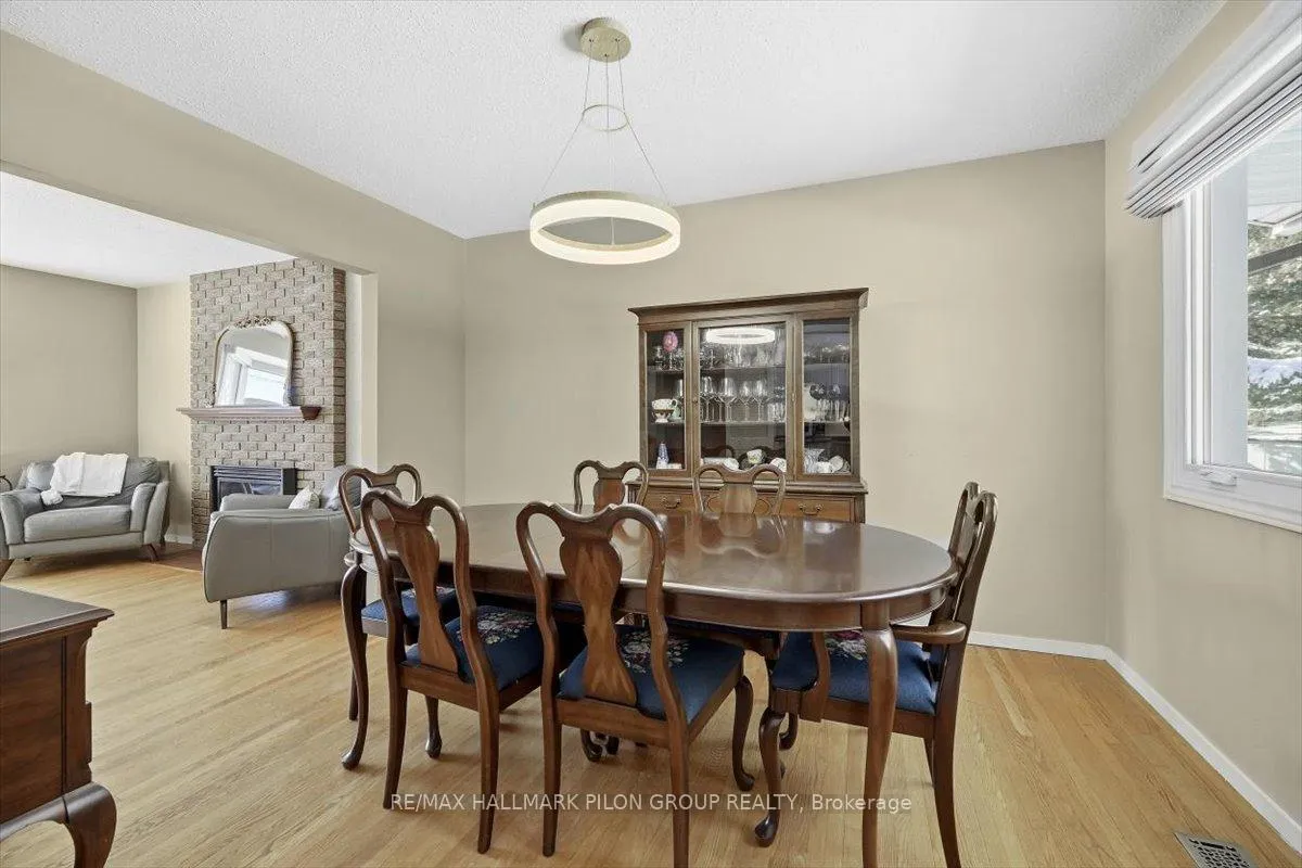 Photo 5 of 2116 Grafton Crescent, Ottawa, Beacon Hill North — HOMEH