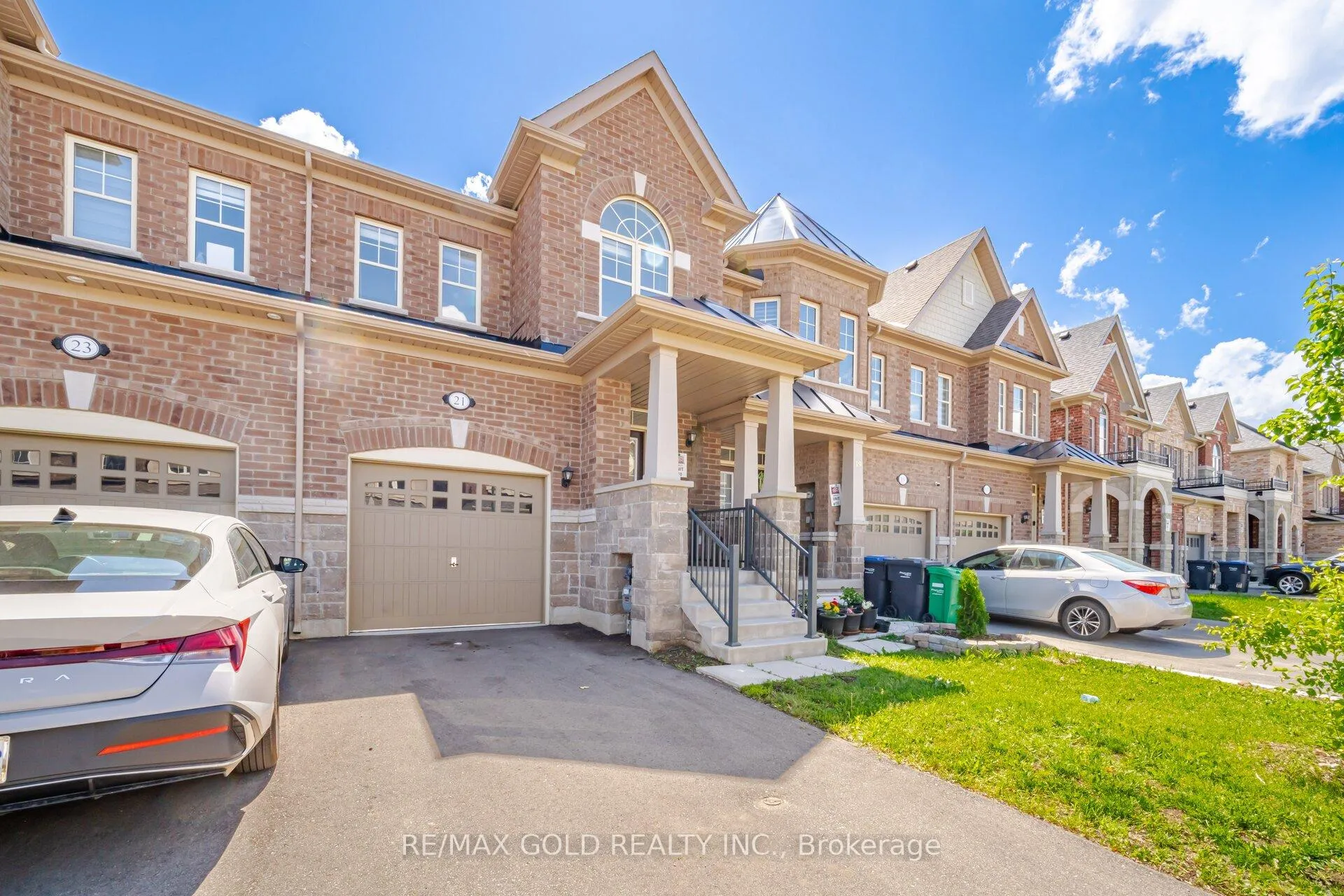 Photo 3 of 21 Pearman Crescent, Brampton, Northwest Brampton — HOMEH