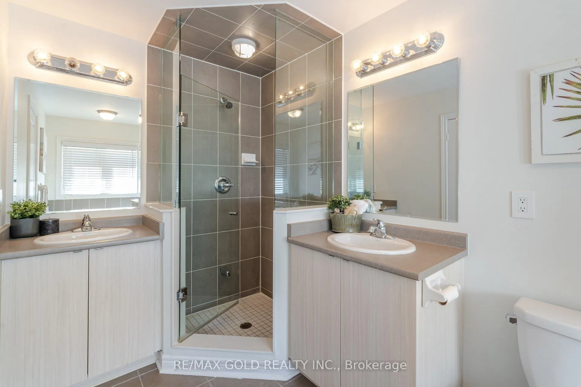 Photo 22 of 21 Pearman Crescent, Brampton, Northwest Brampton — HOMEH