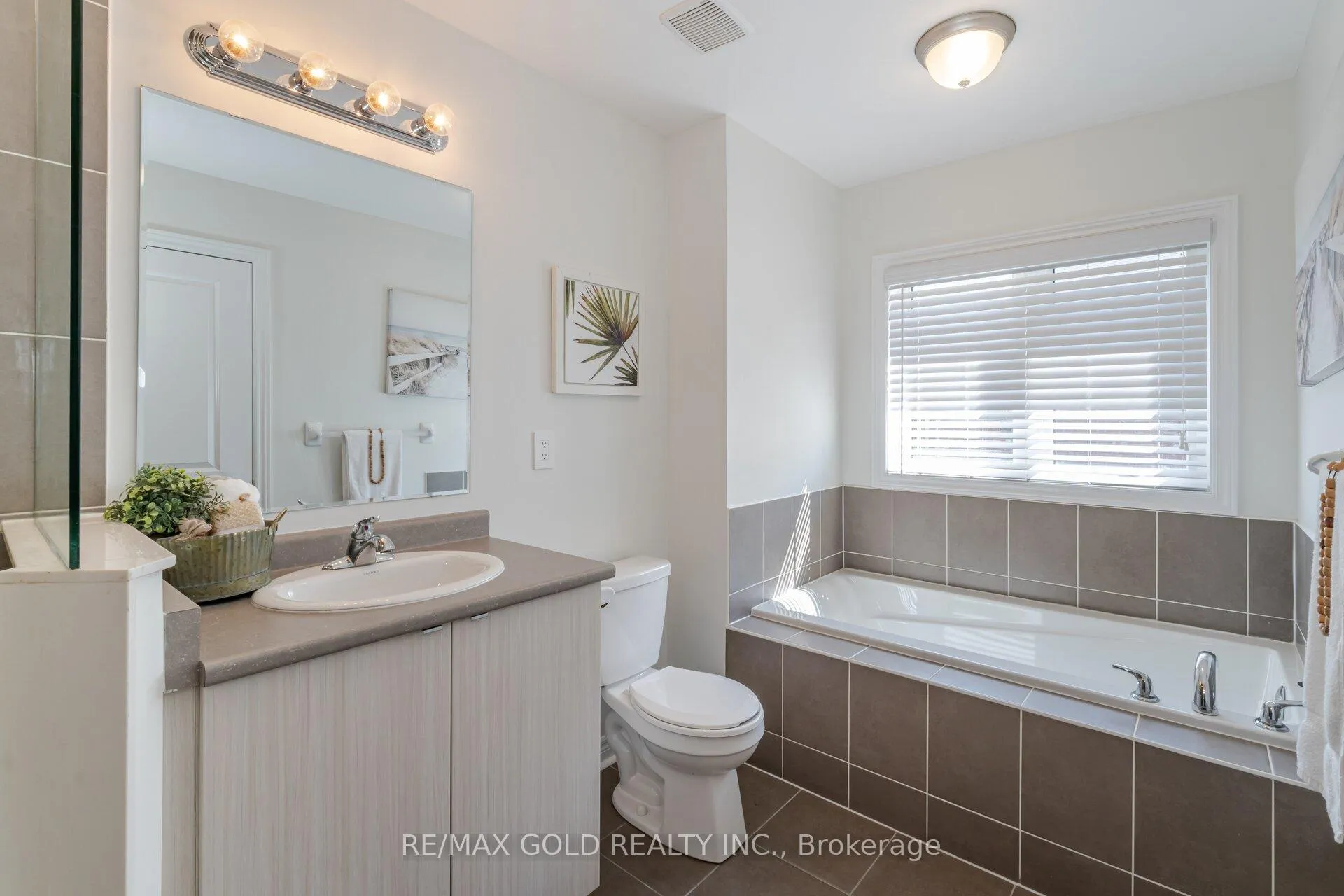 Photo 23 of 21 Pearman Crescent, Brampton, Northwest Brampton — HOMEH