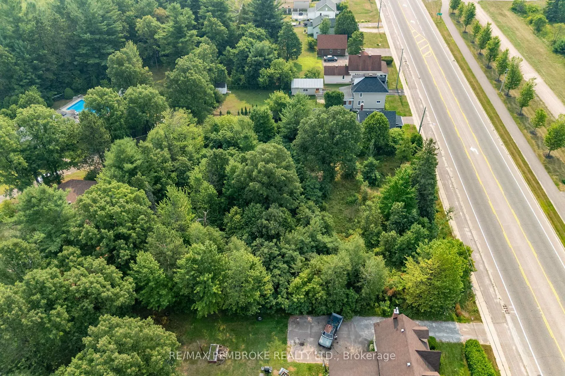 Photo 2 of 3307 Petawawa Boulevard, Petawawa — HOMEH