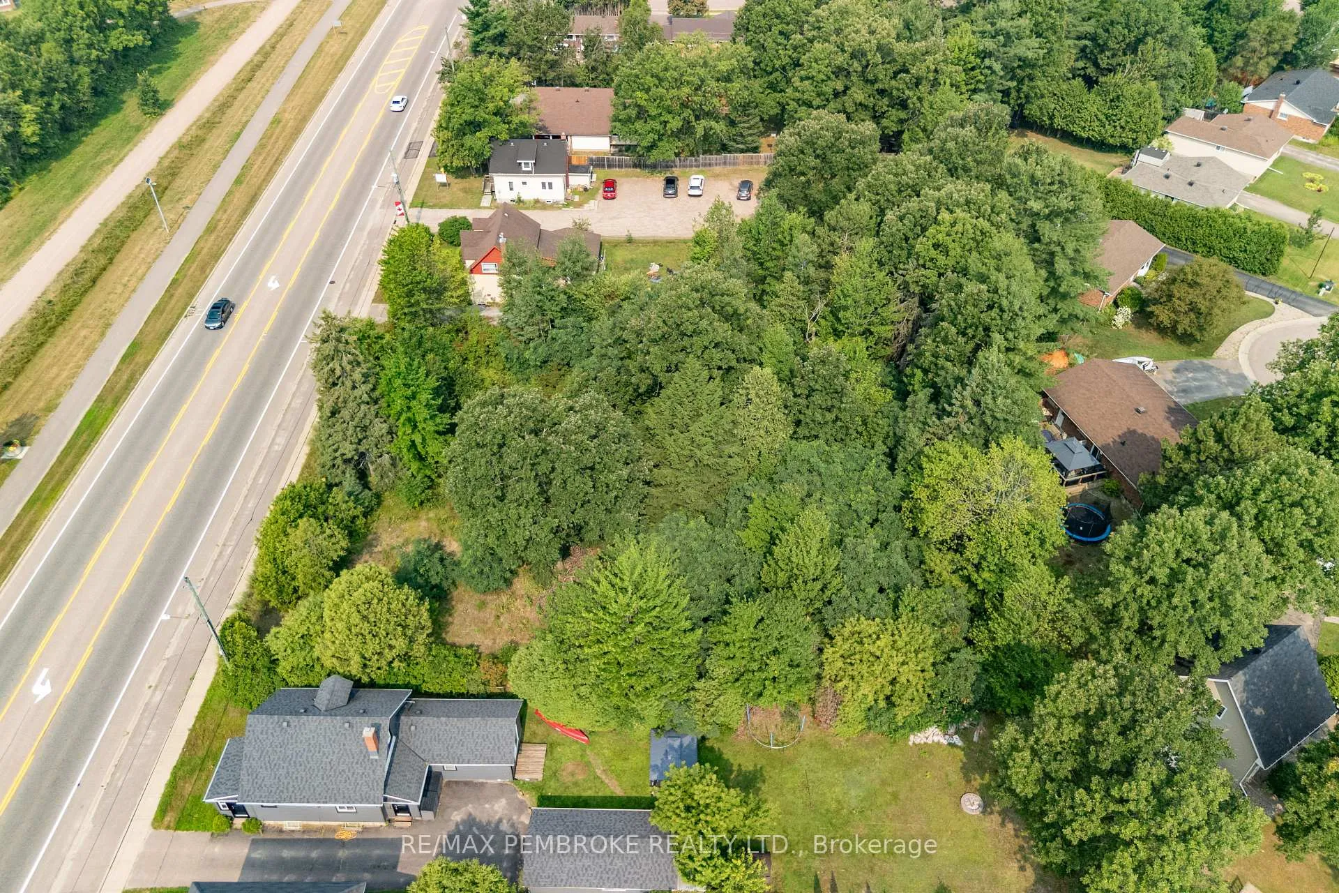 Photo 3 of 3307 Petawawa Boulevard, Petawawa — HOMEH