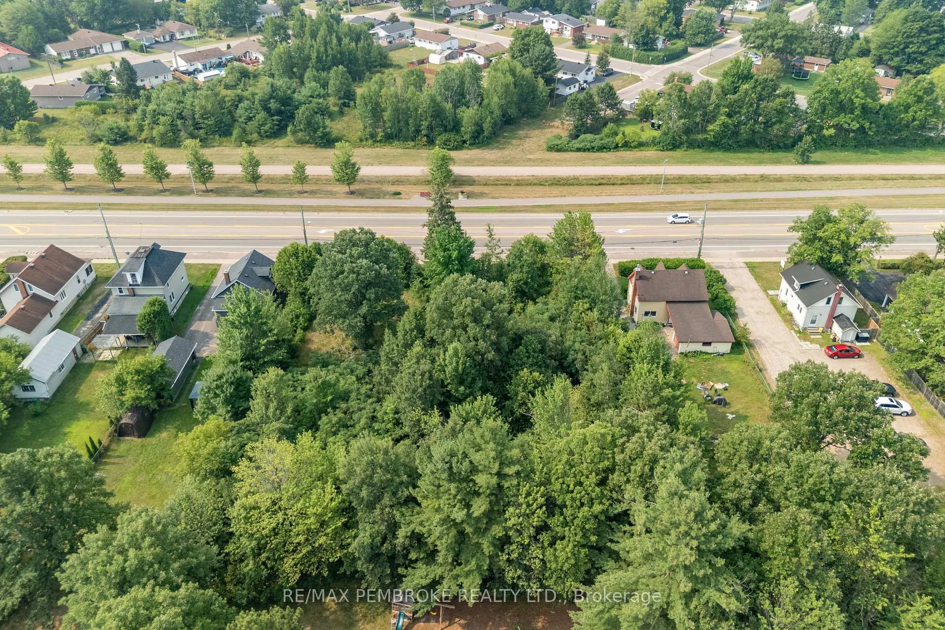Photo 6 of 3307 Petawawa Boulevard, Petawawa — HOMEH