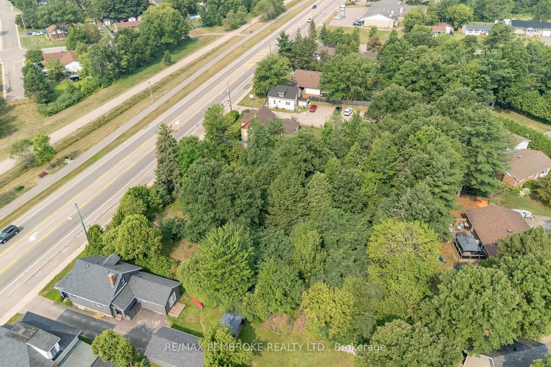 Photo 8 of 3307 Petawawa Boulevard, Petawawa — HOMEH