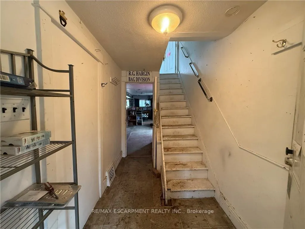 Photo 8 of 325 Weir Street N, Hamilton, Homeside — HOMEH