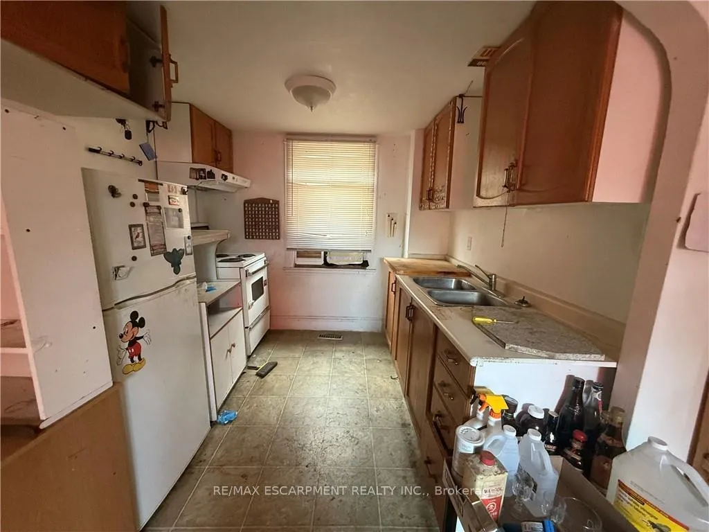 Photo 9 of 325 Weir Street N, Hamilton, Homeside — HOMEH