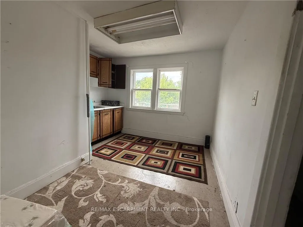 Photo 13 of 325 Weir Street N, Hamilton, Homeside — HOMEH