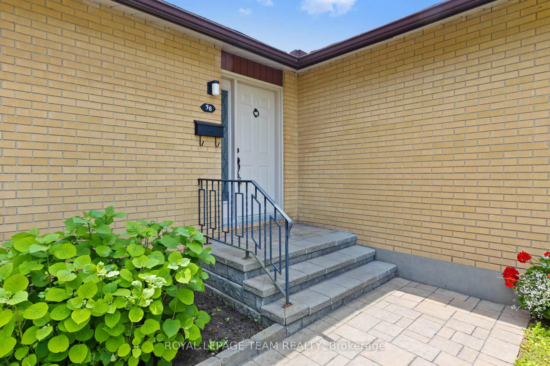 Photo 2 of 38 Largo Crescent, Ottawa, Meadowlands/Crestview — HOMEH