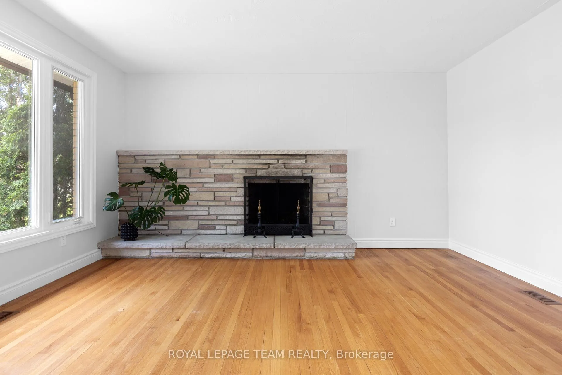 Photo 4 of 38 Largo Crescent, Ottawa, Meadowlands/Crestview — HOMEH