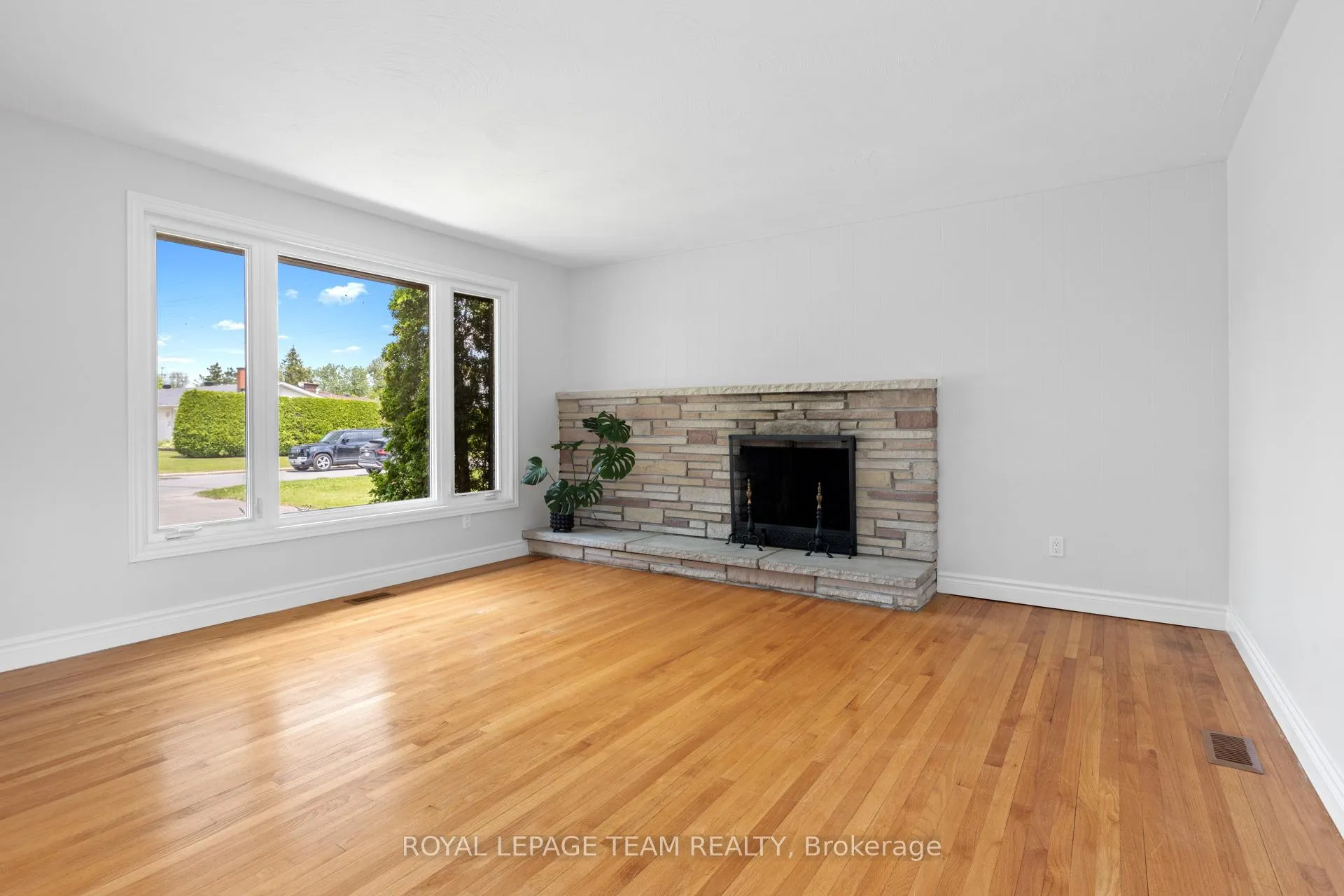 Photo 5 of 38 Largo Crescent, Ottawa, Meadowlands/Crestview — HOMEH