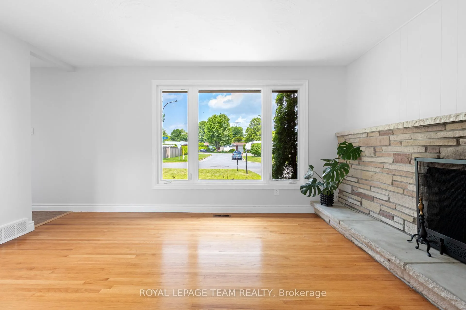 Photo 6 of 38 Largo Crescent, Ottawa, Meadowlands/Crestview — HOMEH