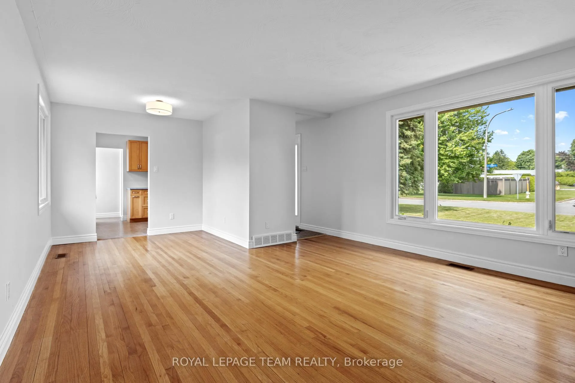 Photo 7 of 38 Largo Crescent, Ottawa, Meadowlands/Crestview — HOMEH