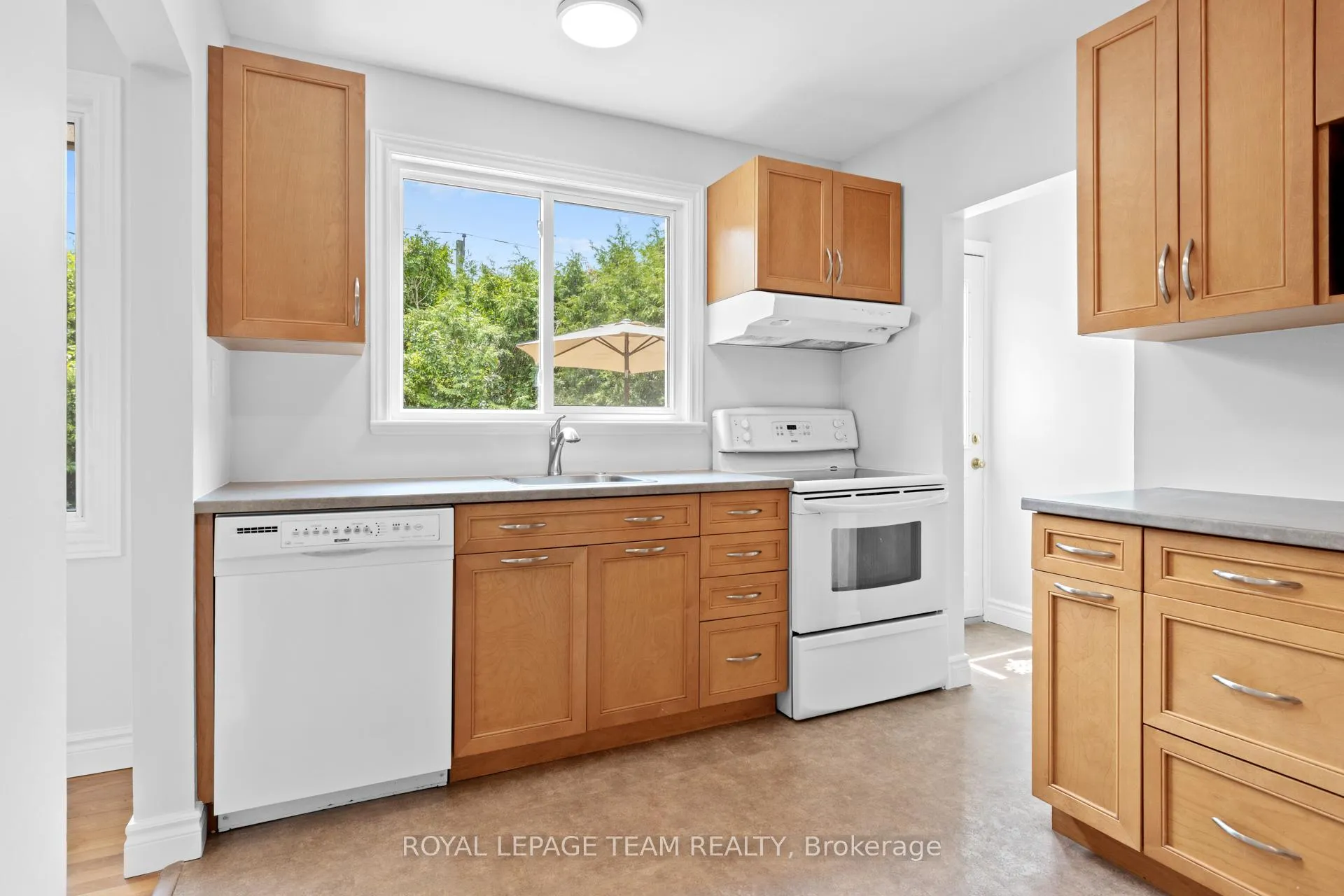 Photo 8 of 38 Largo Crescent, Ottawa, Meadowlands/Crestview — HOMEH