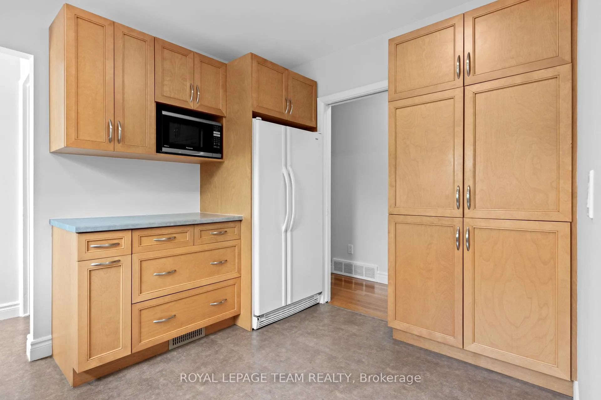 Photo 9 of 38 Largo Crescent, Ottawa, Meadowlands/Crestview — HOMEH