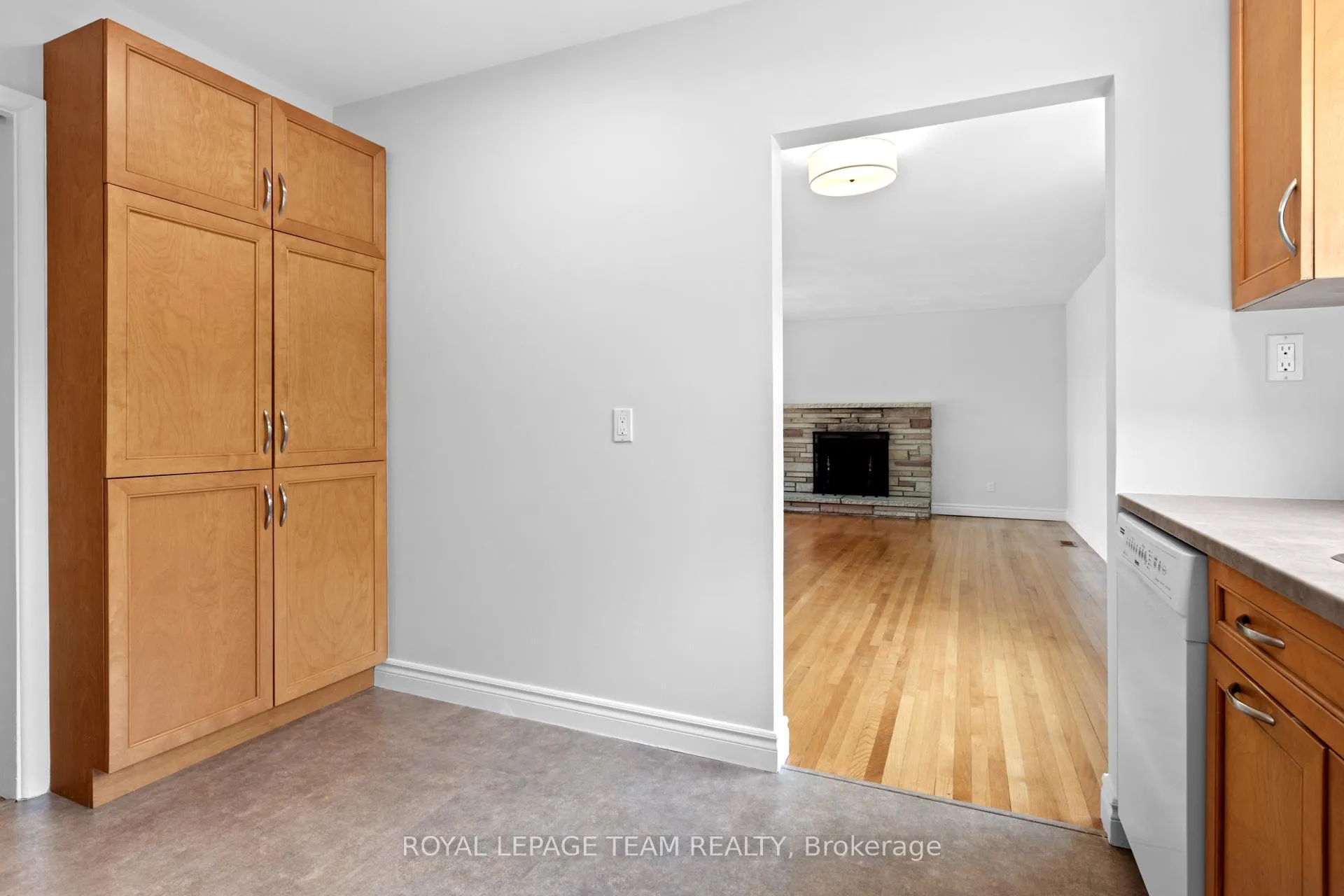 Photo 10 of 38 Largo Crescent, Ottawa, Meadowlands/Crestview — HOMEH