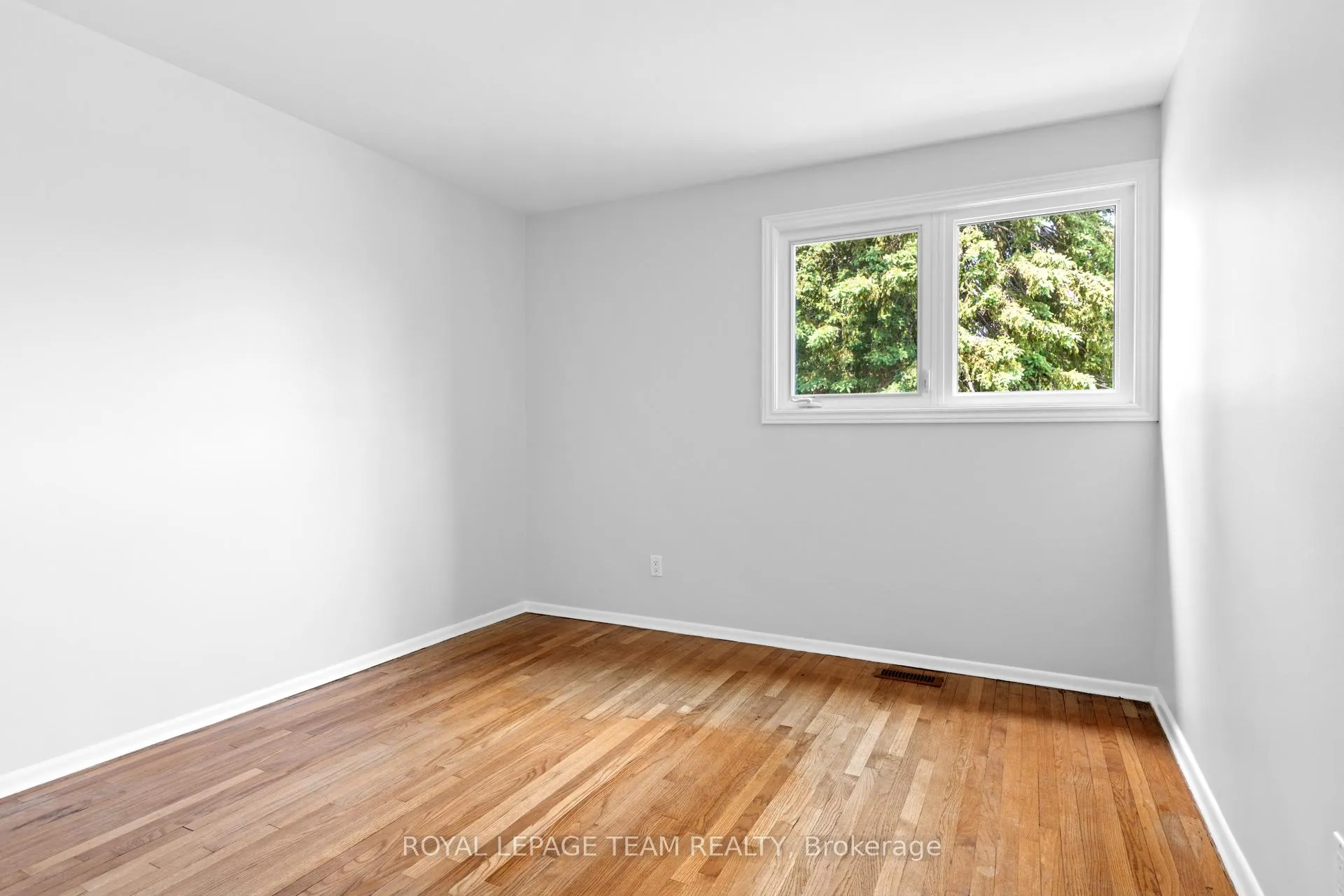 Photo 13 of 38 Largo Crescent, Ottawa, Meadowlands/Crestview — HOMEH