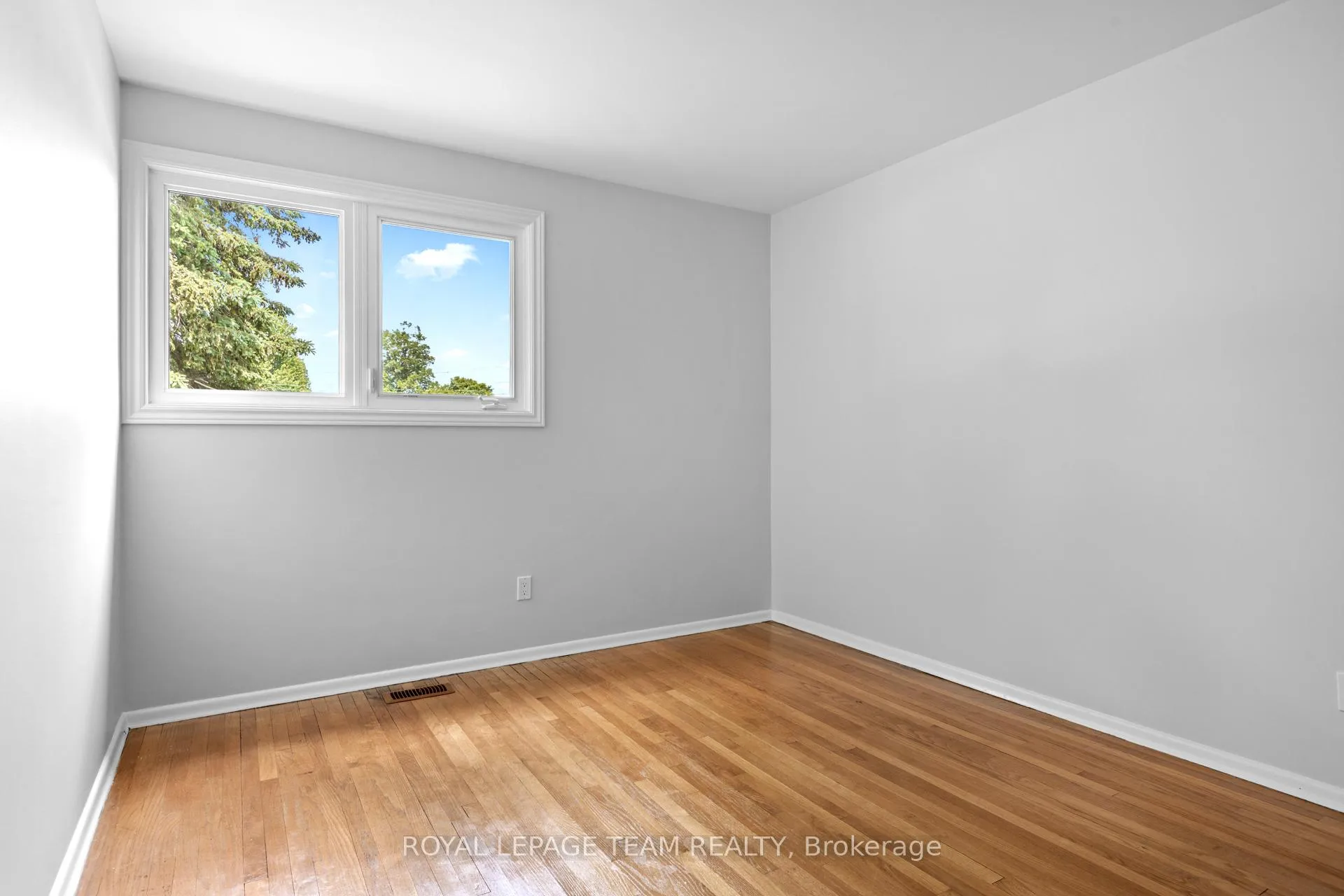 Photo 15 of 38 Largo Crescent, Ottawa, Meadowlands/Crestview — HOMEH