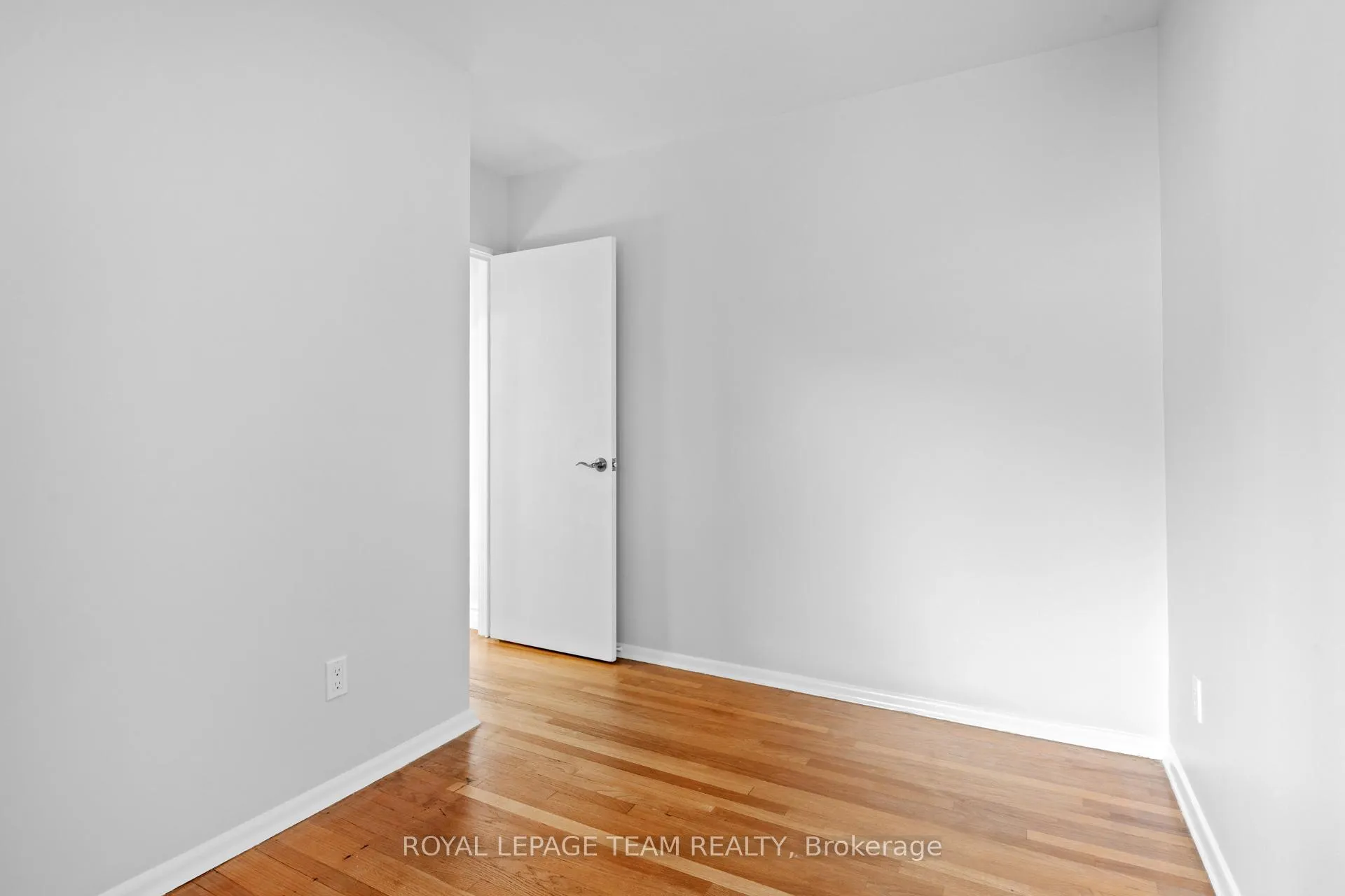 Photo 16 of 38 Largo Crescent, Ottawa, Meadowlands/Crestview — HOMEH