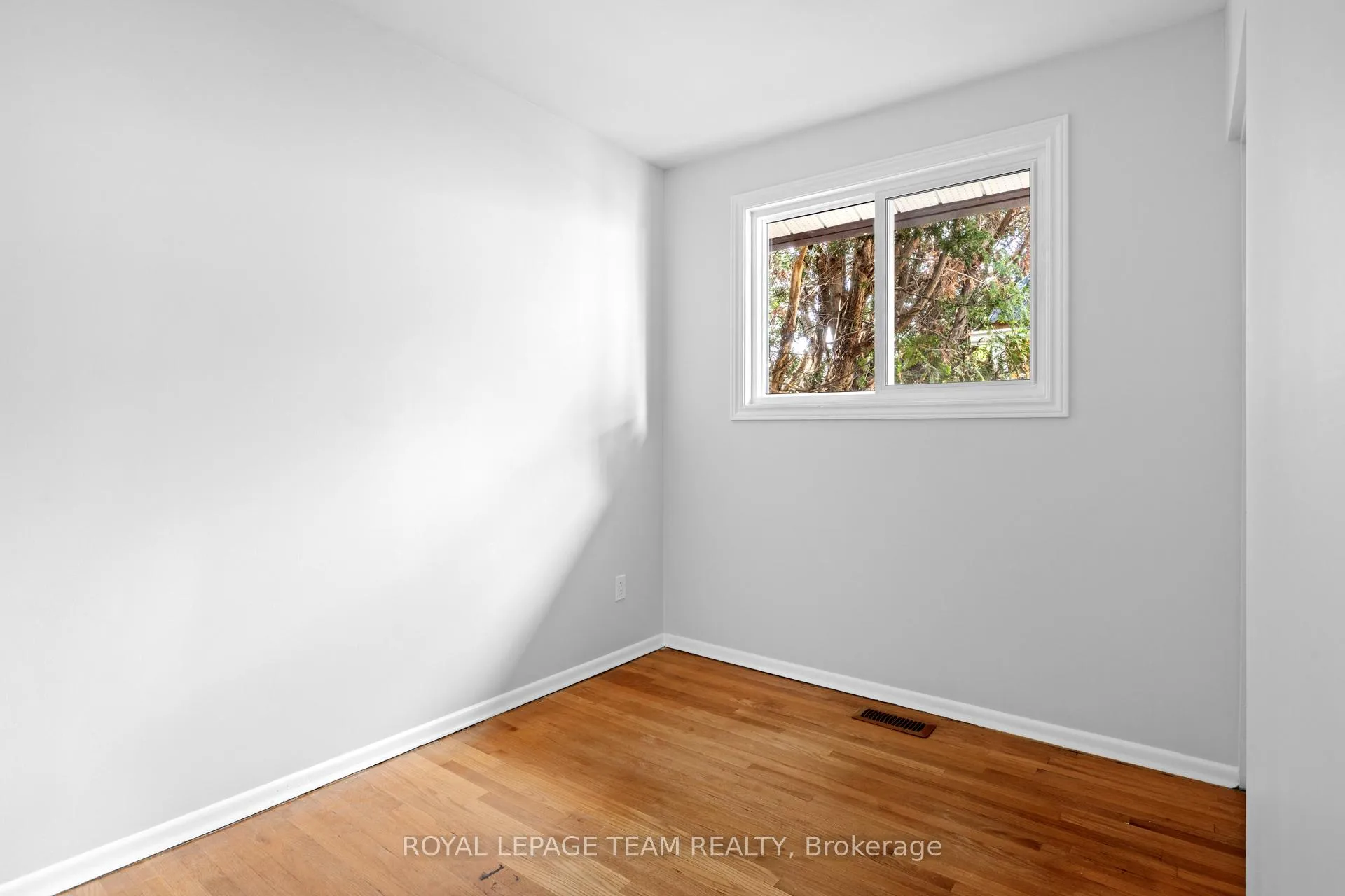 Photo 17 of 38 Largo Crescent, Ottawa, Meadowlands/Crestview — HOMEH