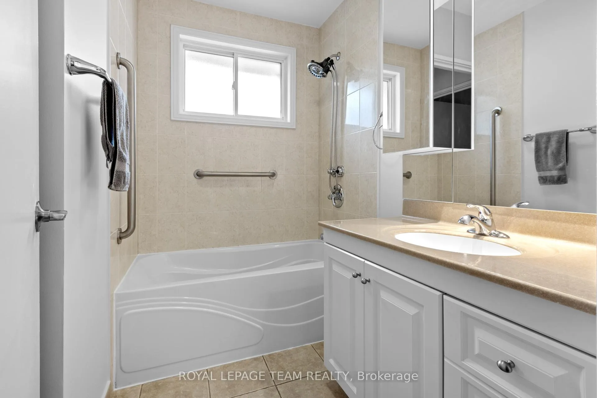 Photo 18 of 38 Largo Crescent, Ottawa, Meadowlands/Crestview — HOMEH