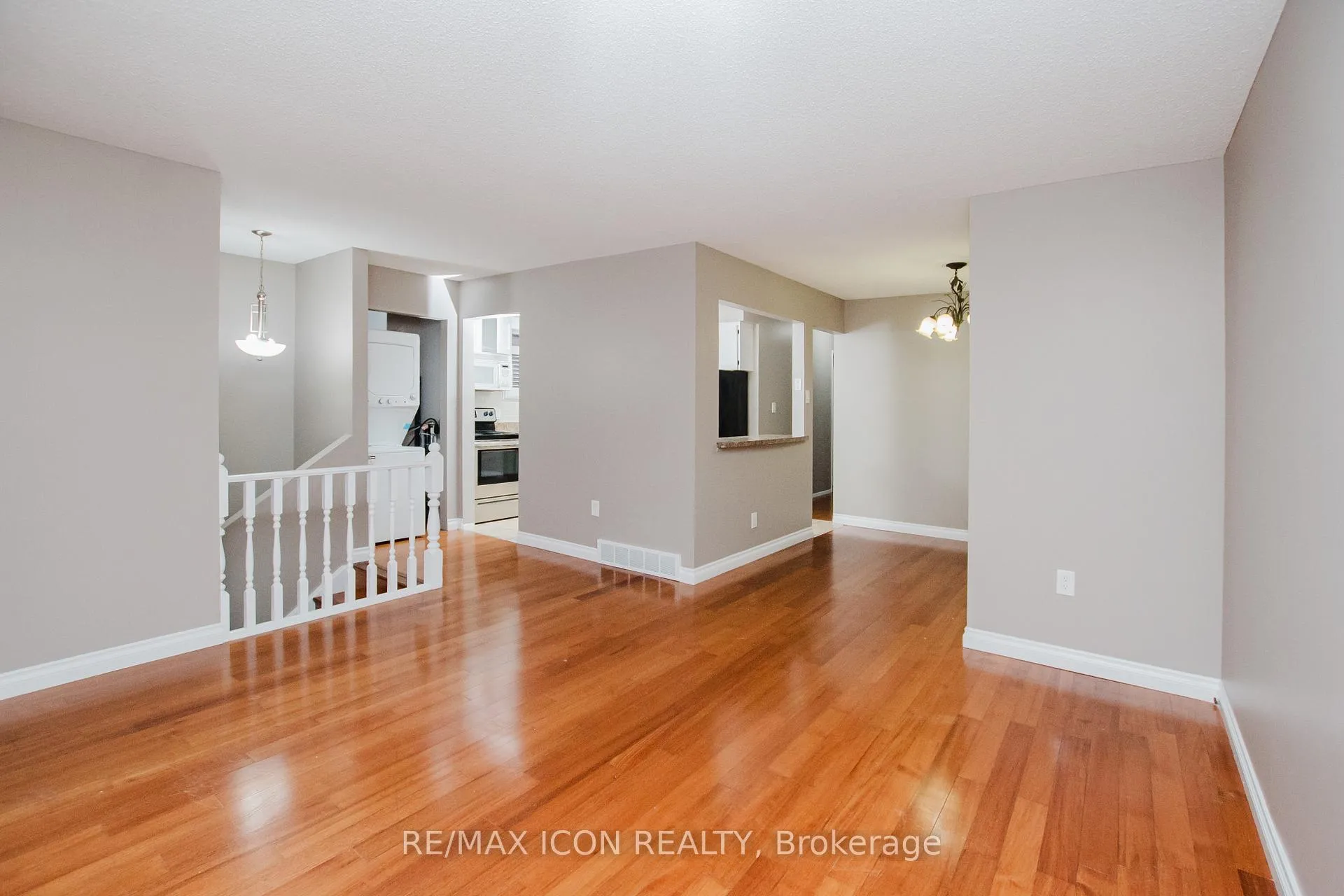 Photo 4 of 8332 Mundare Crescent, Niagara Falls, Chippawa — HOMEH