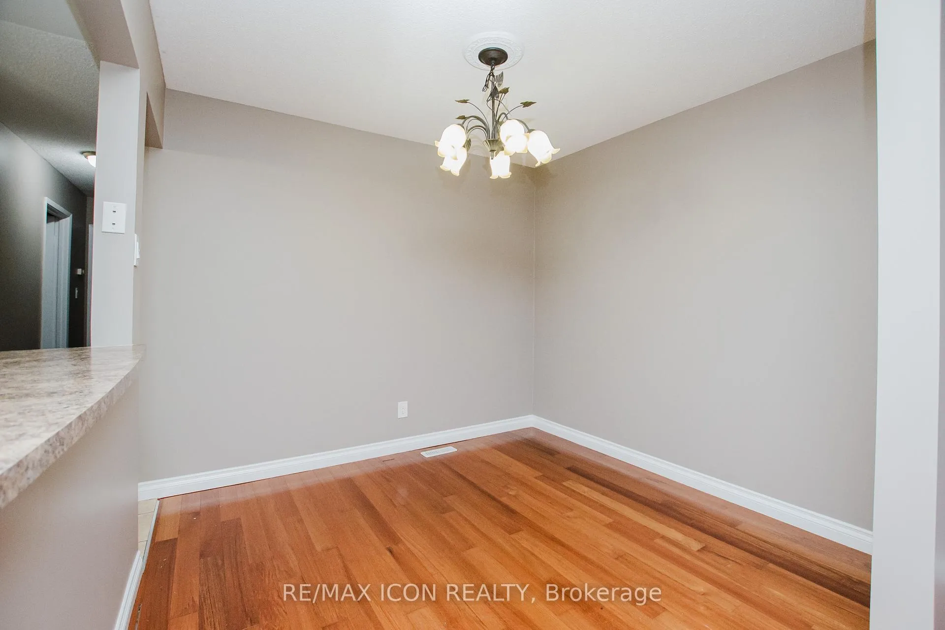 Photo 9 of 8332 Mundare Crescent, Niagara Falls, Chippawa — HOMEH