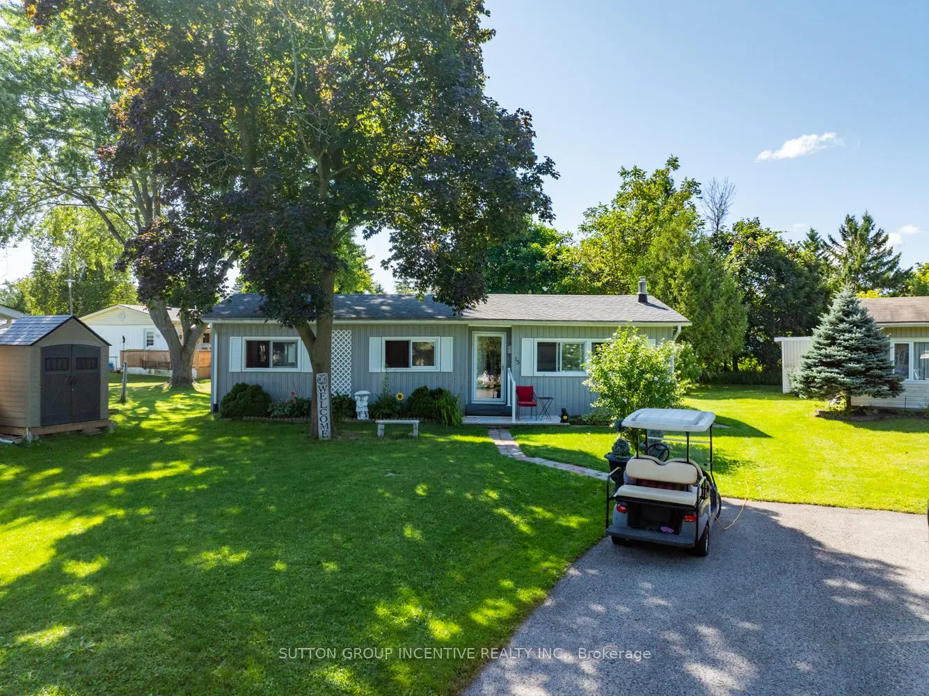 Photo 2 of 15 Maple Court, Innisfil, Rural Innisfil — HOMEH