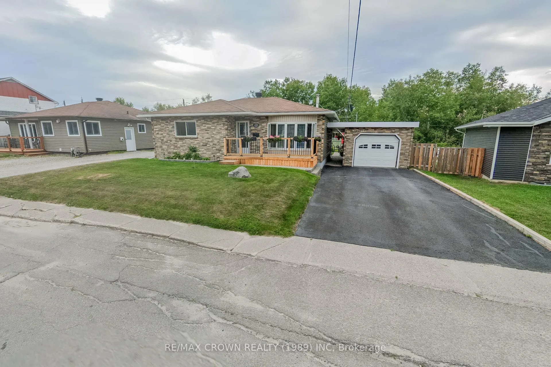 Photo 2 of 22 Pine Crescent, Kapuskasing — HOMEH