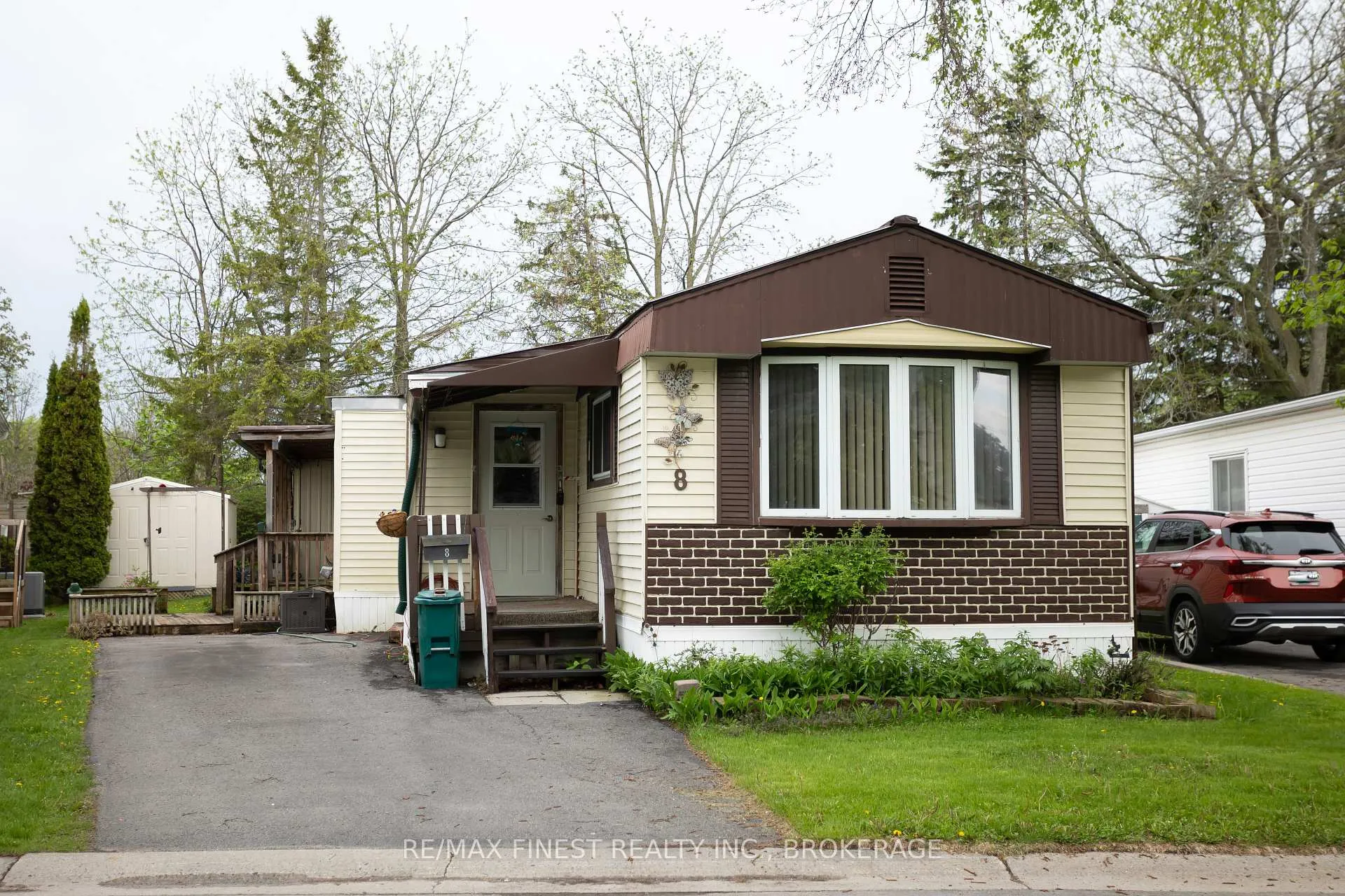 Photo 2 of 8 Abbey Glen Drive, Kingston, Rideau — HOMEH