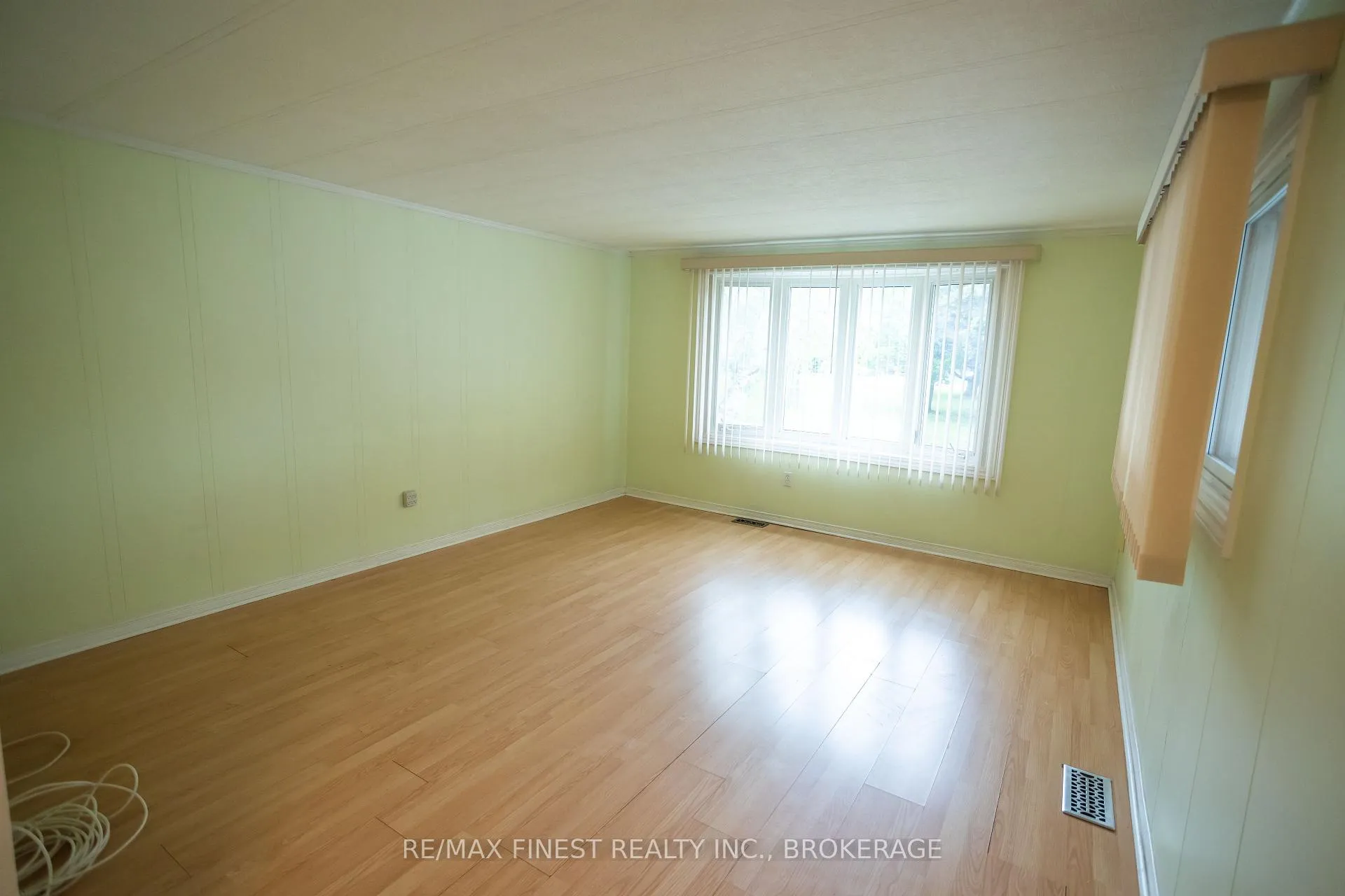 Photo 7 of 8 Abbey Glen Drive, Kingston, Rideau — HOMEH