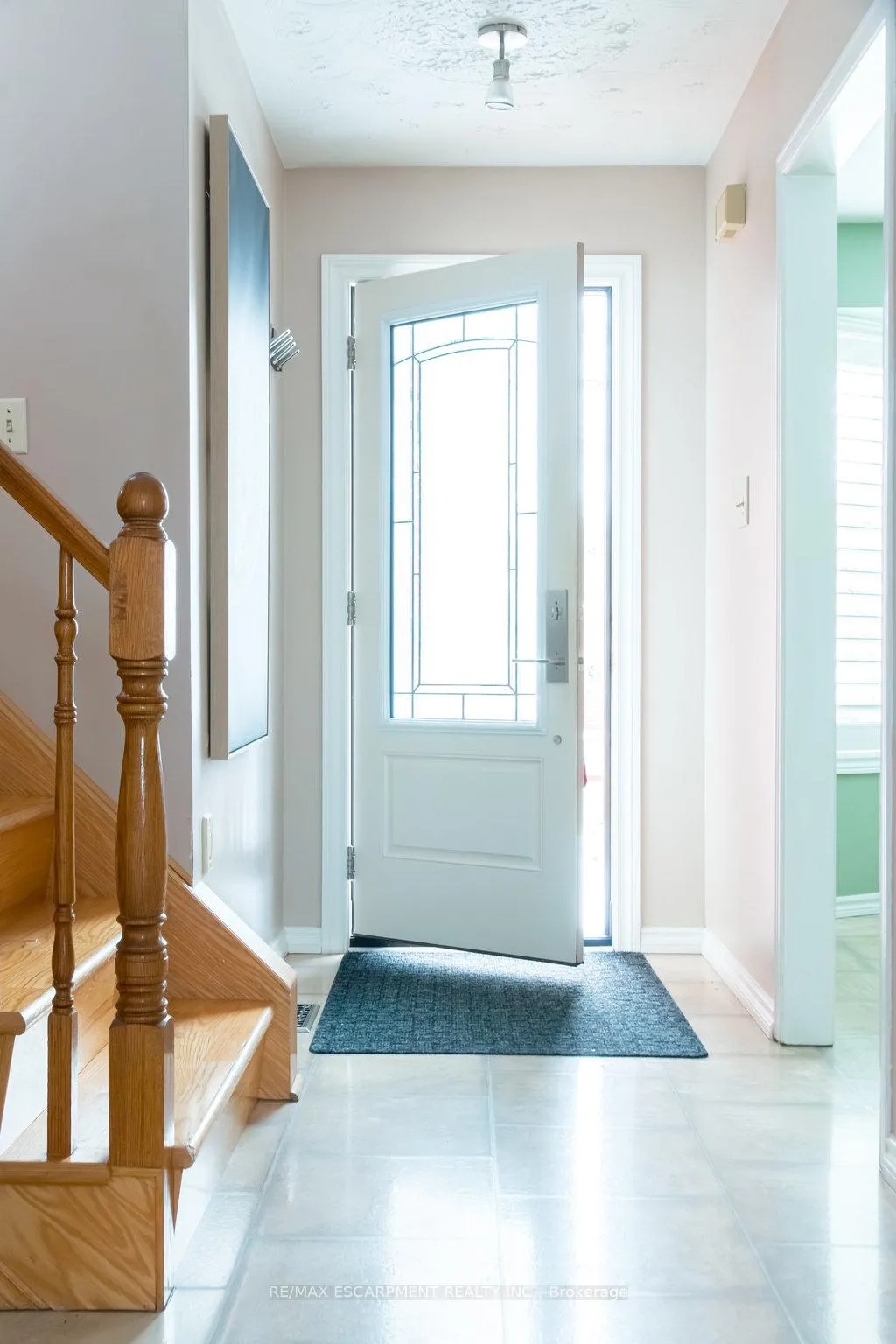 Photo 3 of 22 Beachgrove Crescent, Hamilton, Stoney Creek — HOMEH