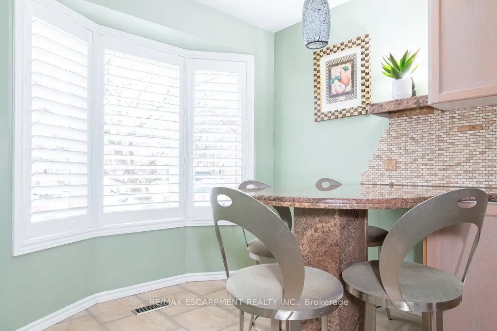 Photo 4 of 22 Beachgrove Crescent, Hamilton, Stoney Creek — HOMEH