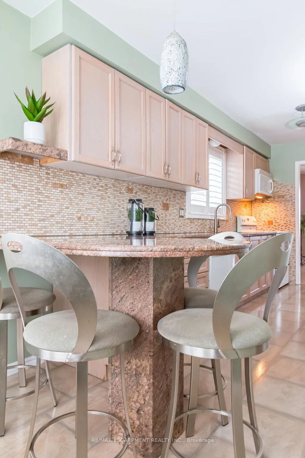 Photo 5 of 22 Beachgrove Crescent, Hamilton, Stoney Creek — HOMEH