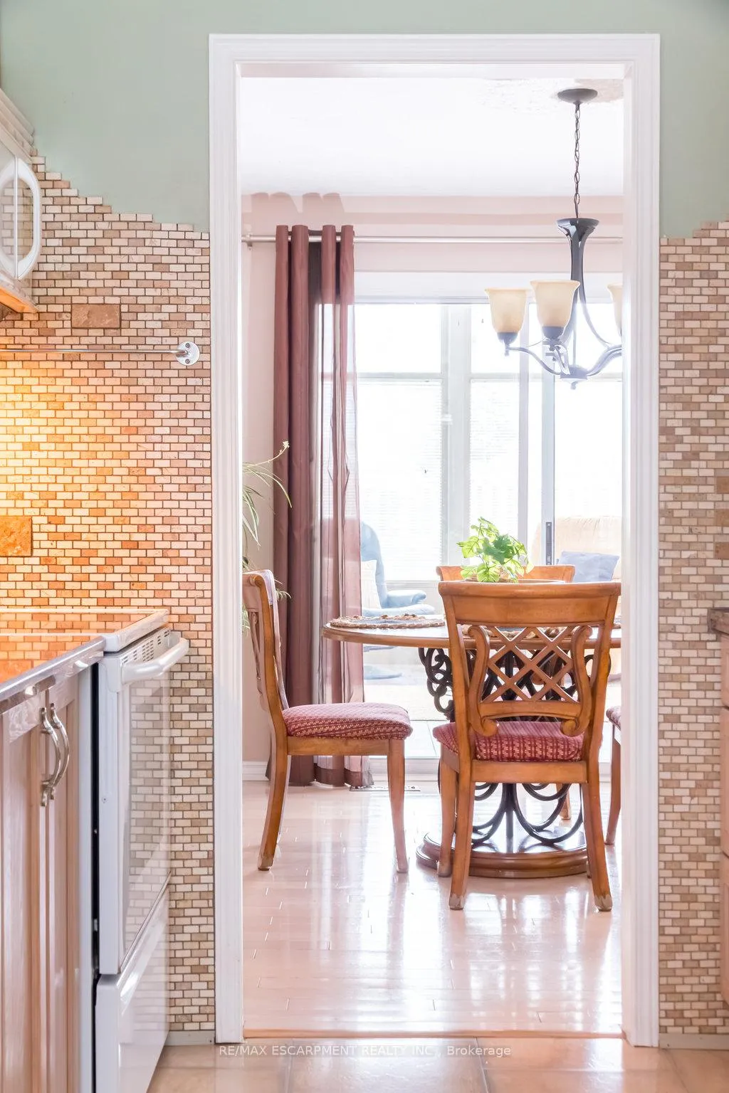 Photo 8 of 22 Beachgrove Crescent, Hamilton, Stoney Creek — HOMEH