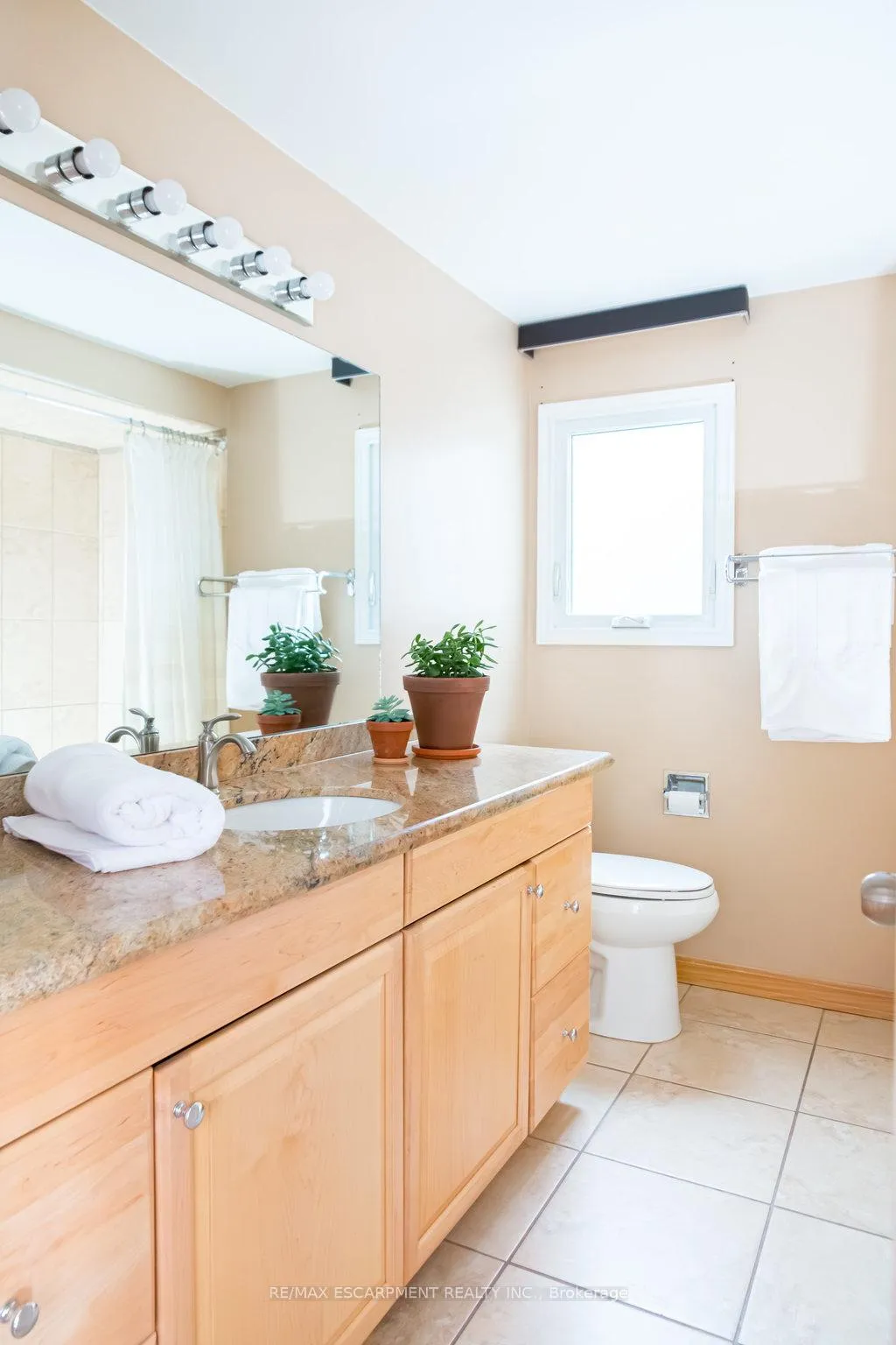 Photo 20 of 22 Beachgrove Crescent, Hamilton, Stoney Creek — HOMEH