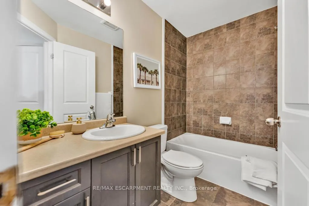Photo 23 of 35 Crossings Way, Hamilton, Stoney Creek — HOMEH