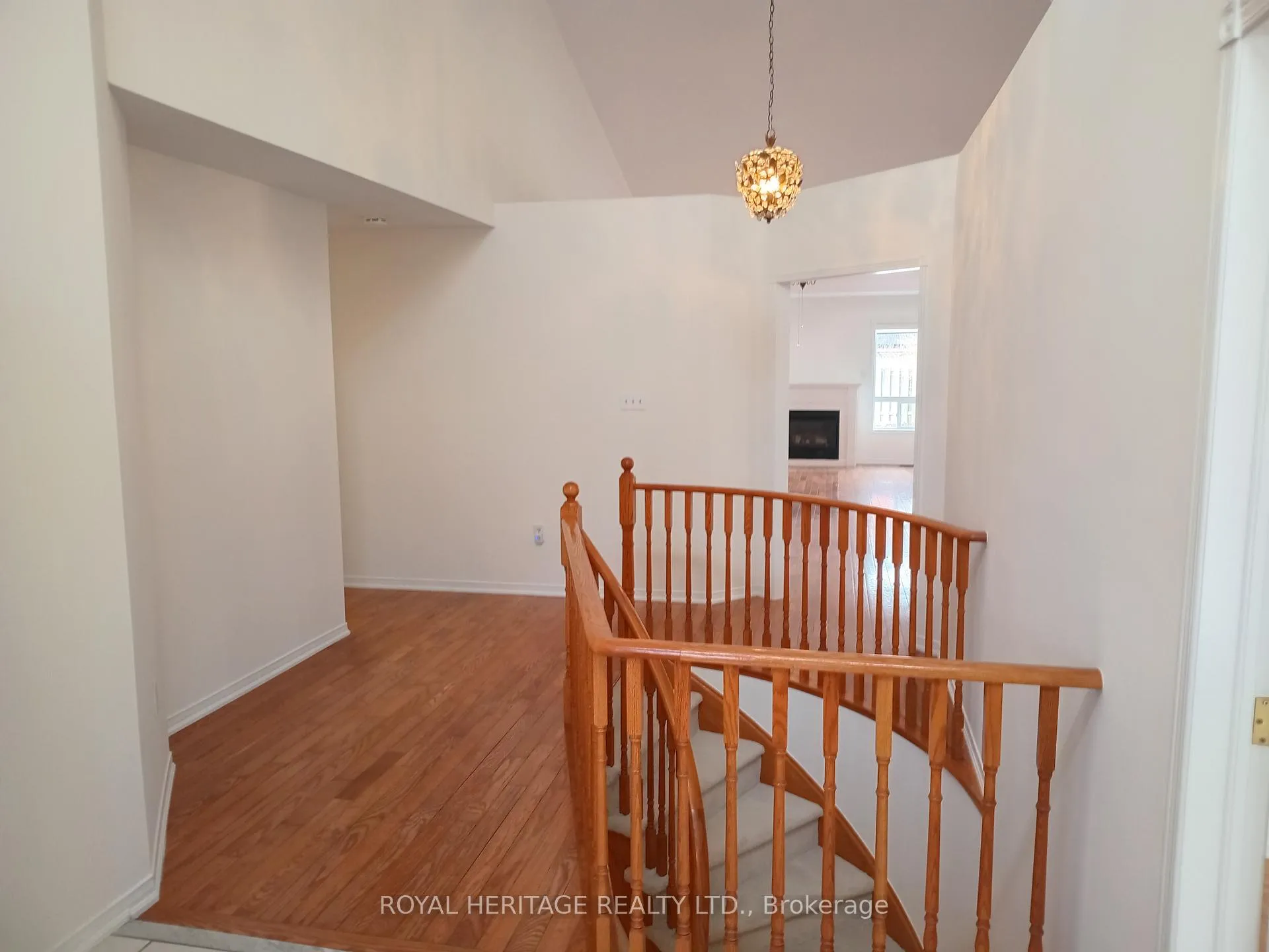 Photo 4 of 16 Corridale Avenue, Whitby, Brooklin — HOMEH