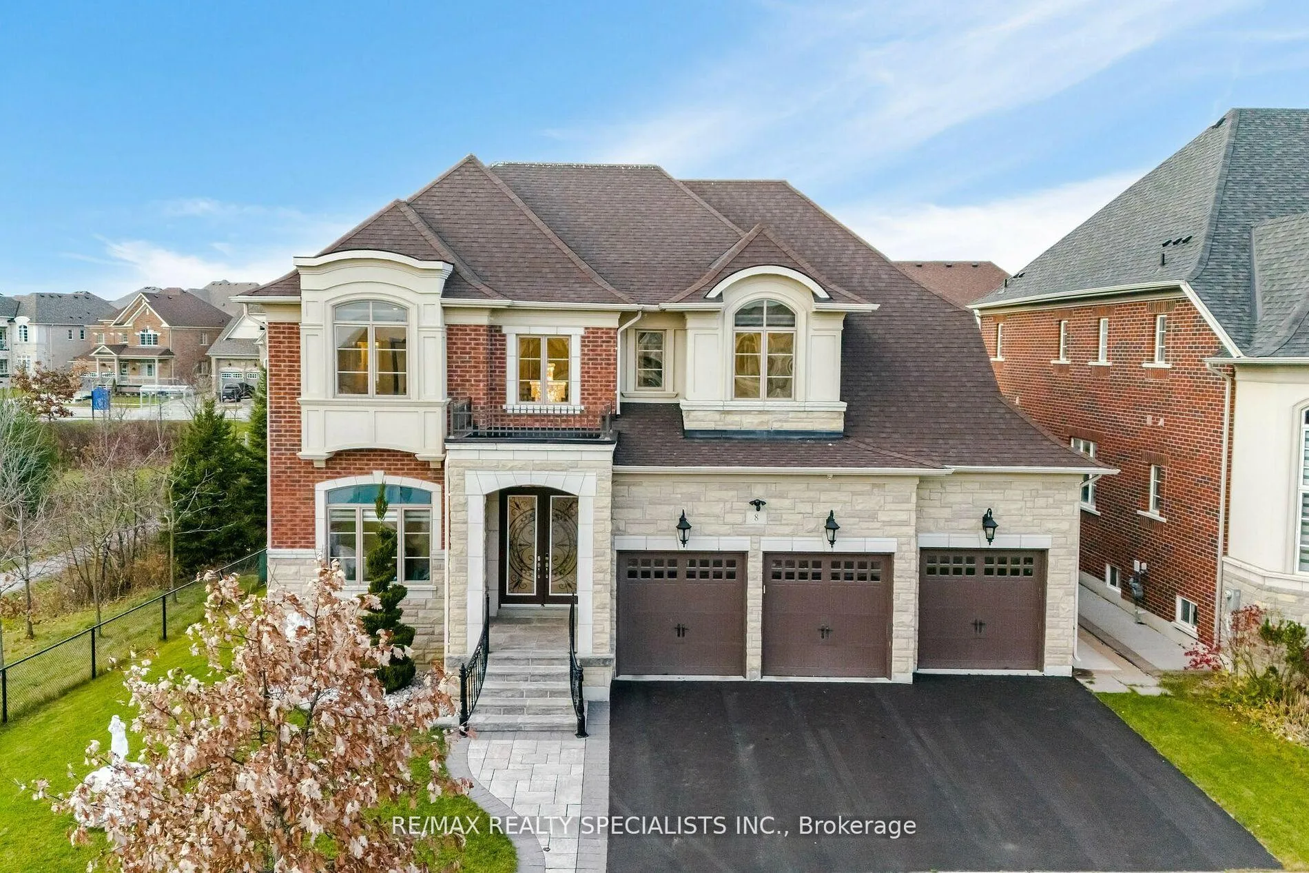 Photo 2 of 8 Herringbone Crescent, Brampton, Toronto Gore Rural Estate — HOMEH