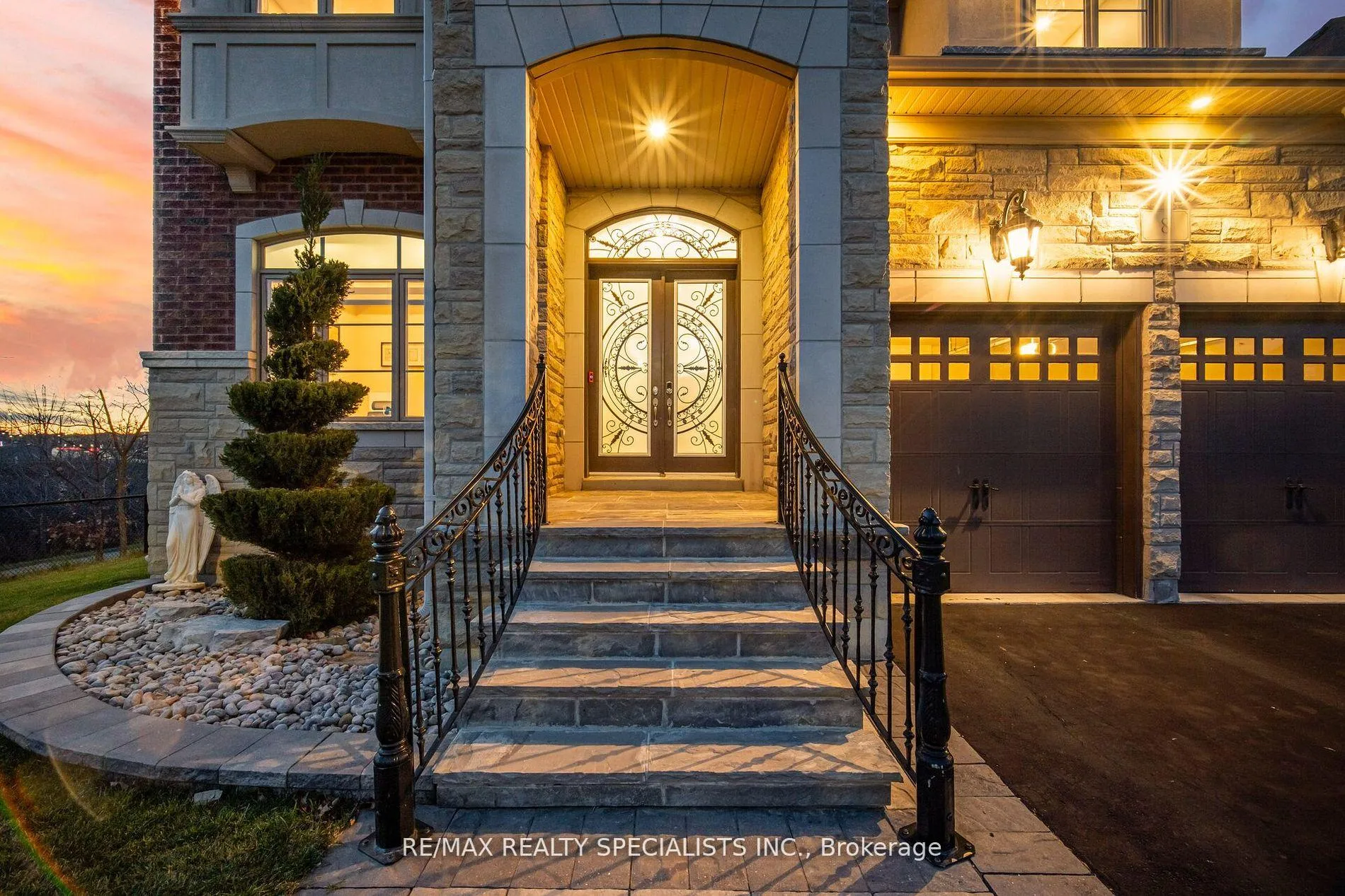 Photo 3 of 8 Herringbone Crescent, Brampton, Toronto Gore Rural Estate — HOMEH