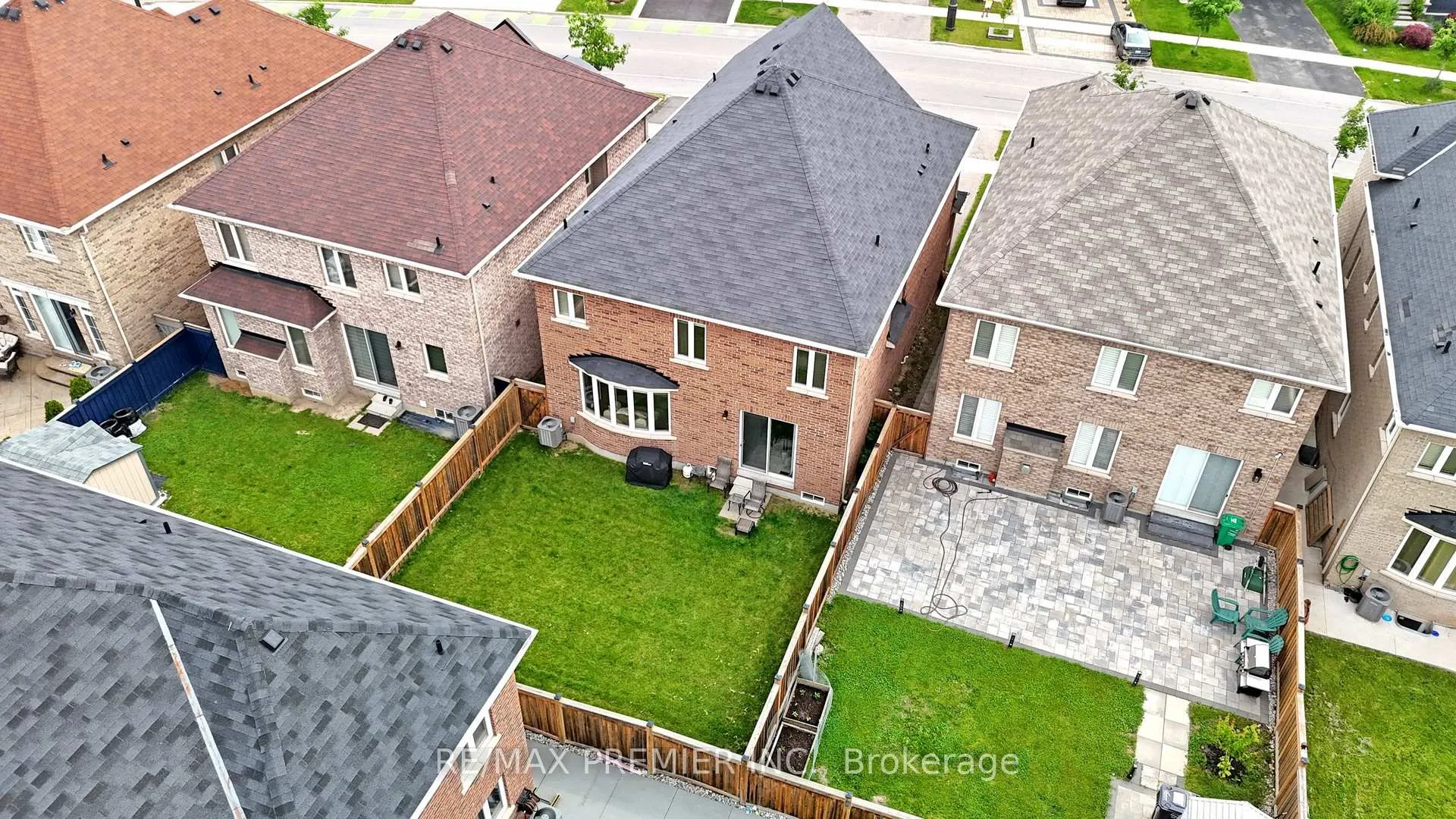 Photo 4 of 288 Elbern Markell Drive, Brampton, Credit Valley — HOMEH