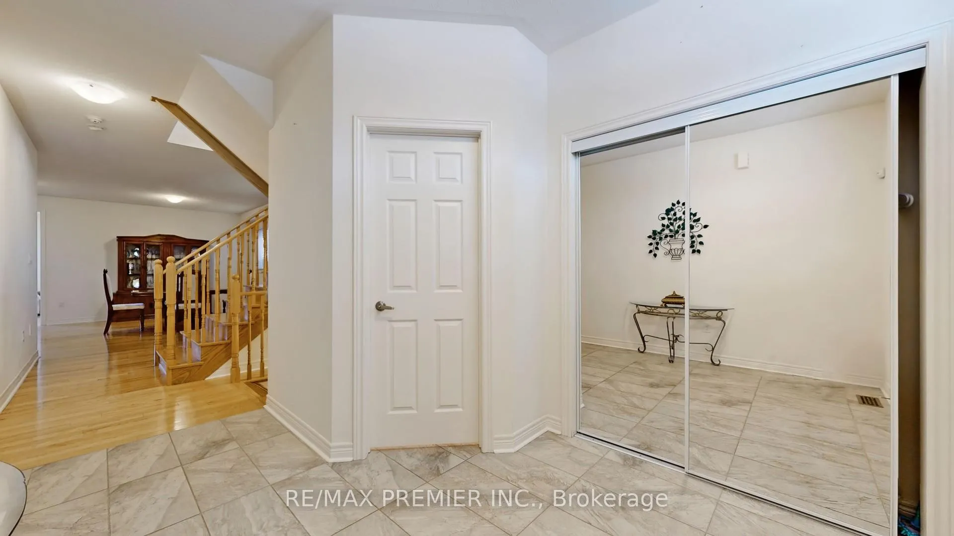 Photo 5 of 288 Elbern Markell Drive, Brampton, Credit Valley — HOMEH