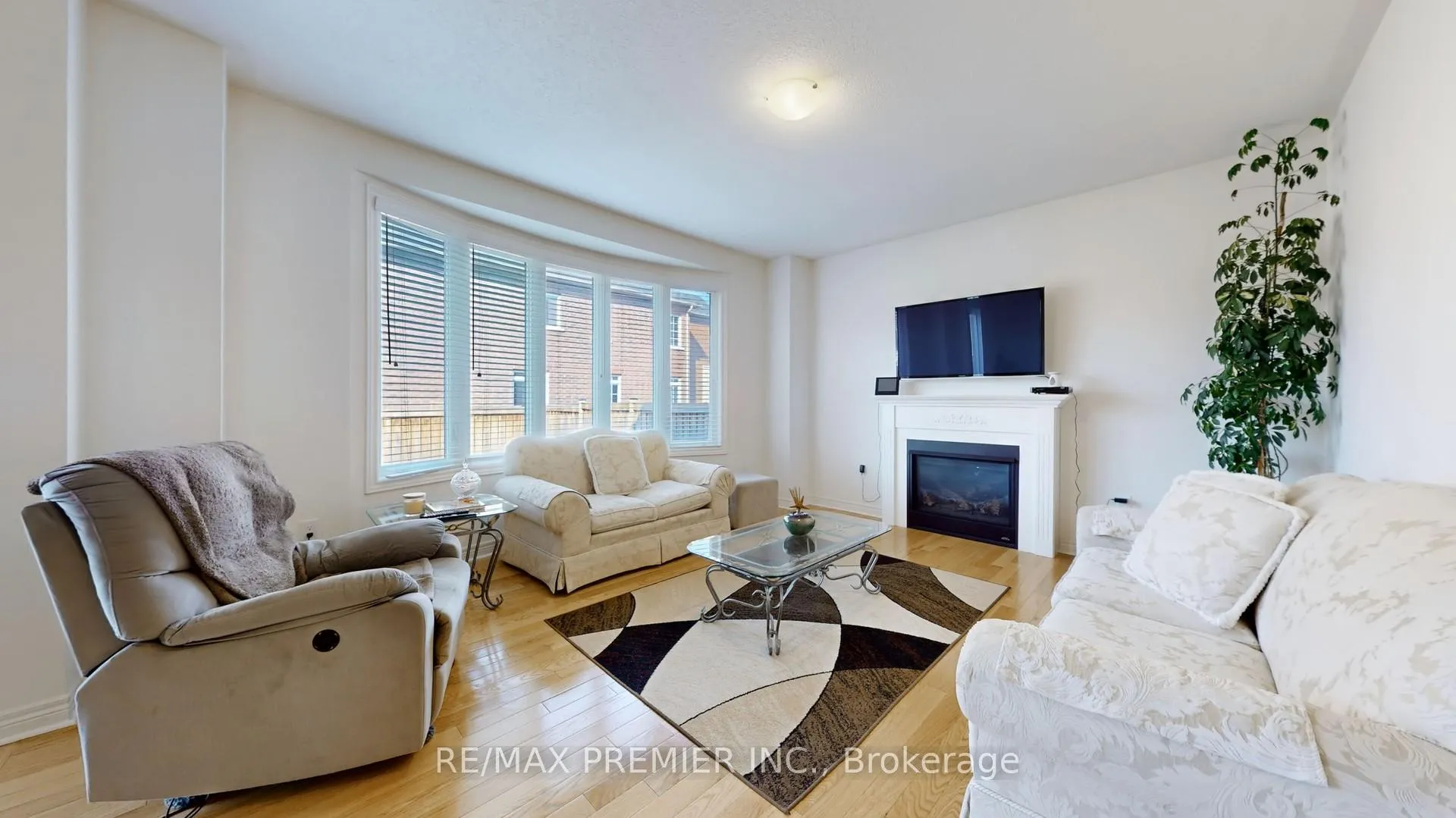 Photo 7 of 288 Elbern Markell Drive, Brampton, Credit Valley — HOMEH