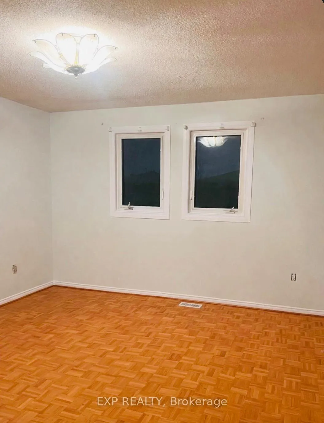 Photo 5 of 153 Fifefield Drive, Vaughan, Maple — HOMEH