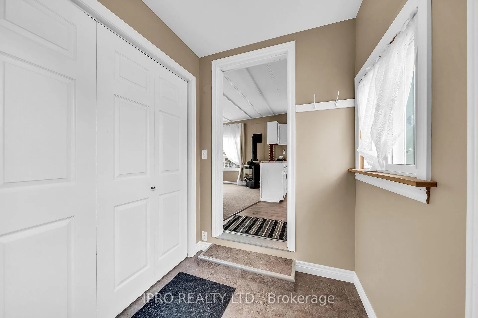 Photo 2 of 137 Maple Crescent, Hamilton, Rural Flamborough — HOMEH