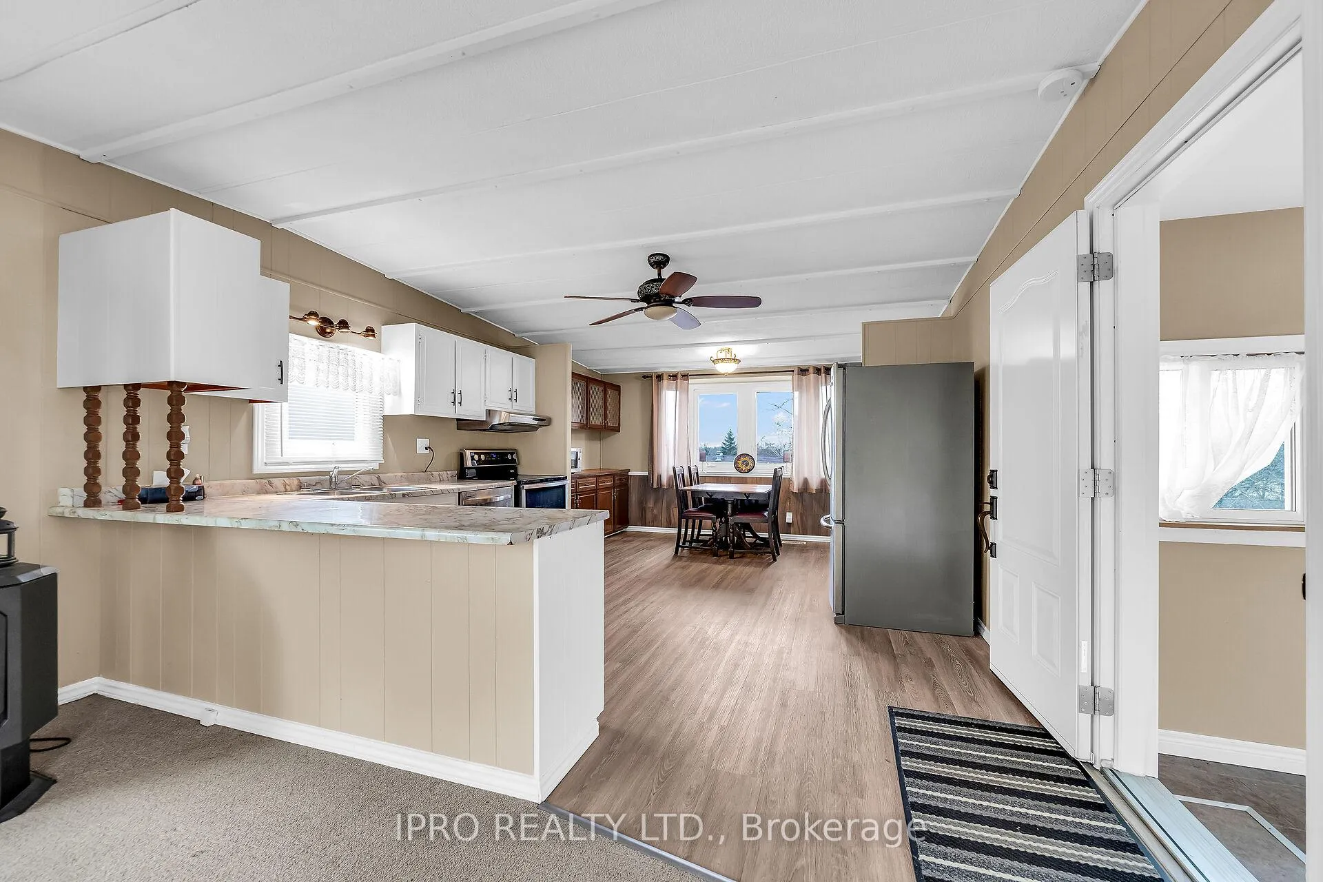 Photo 3 of 137 Maple Crescent, Hamilton, Rural Flamborough — HOMEH