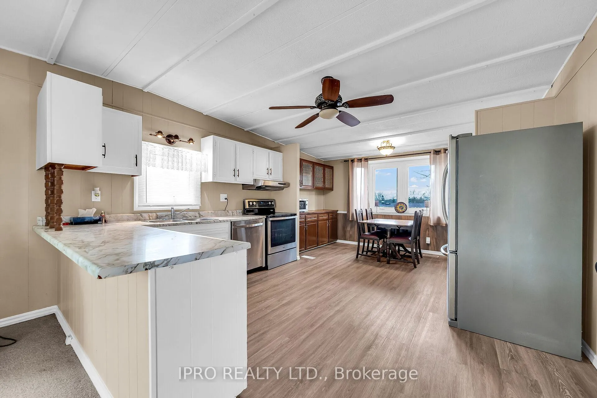 Photo 4 of 137 Maple Crescent, Hamilton, Rural Flamborough — HOMEH