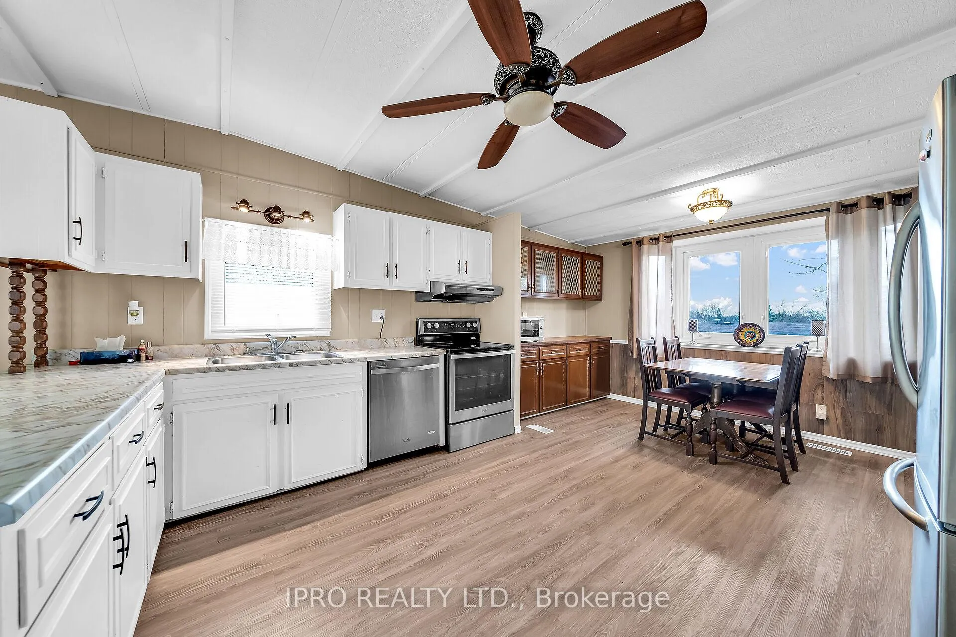 Photo 5 of 137 Maple Crescent, Hamilton, Rural Flamborough — HOMEH