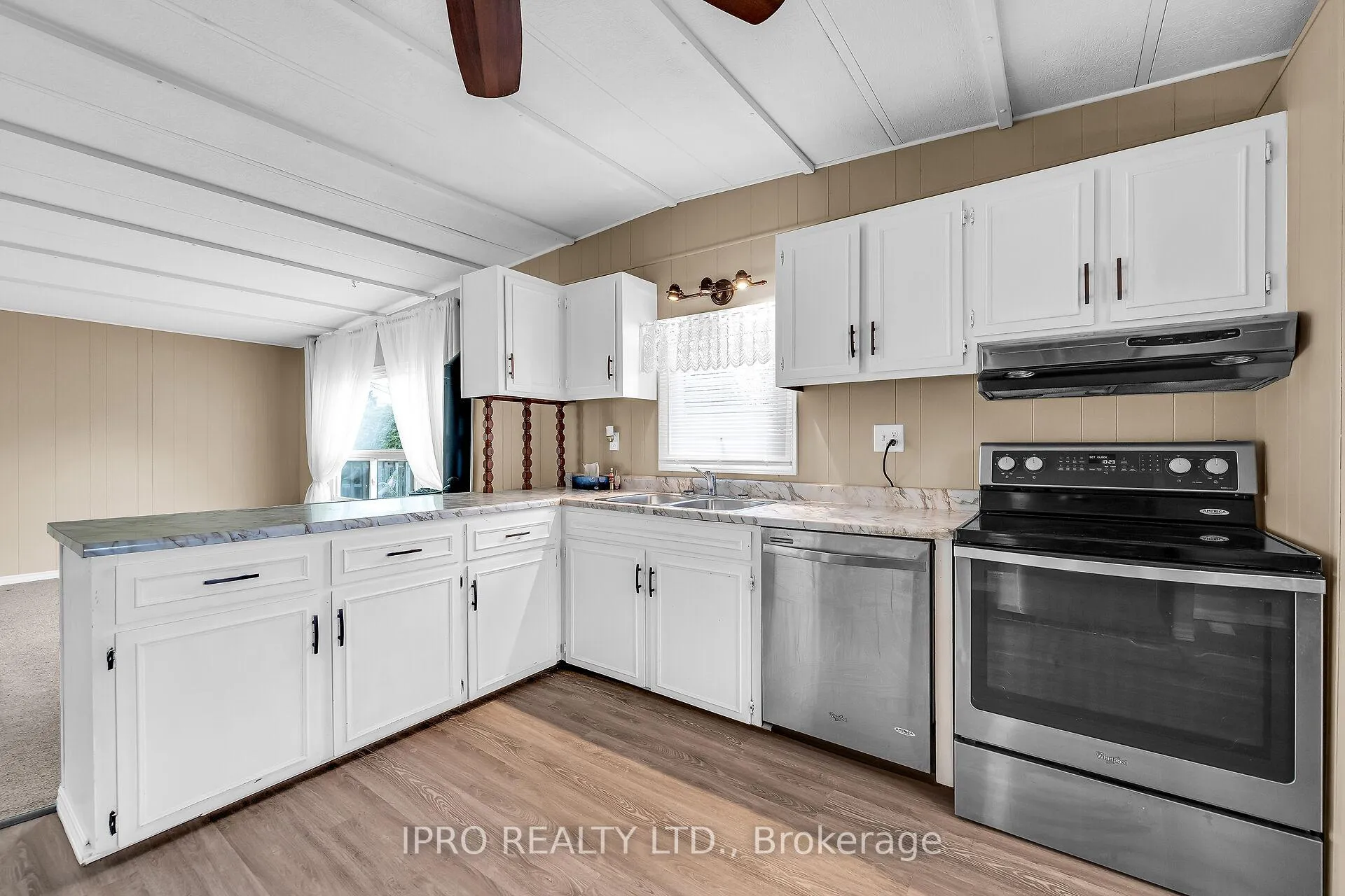 Photo 6 of 137 Maple Crescent, Hamilton, Rural Flamborough — HOMEH