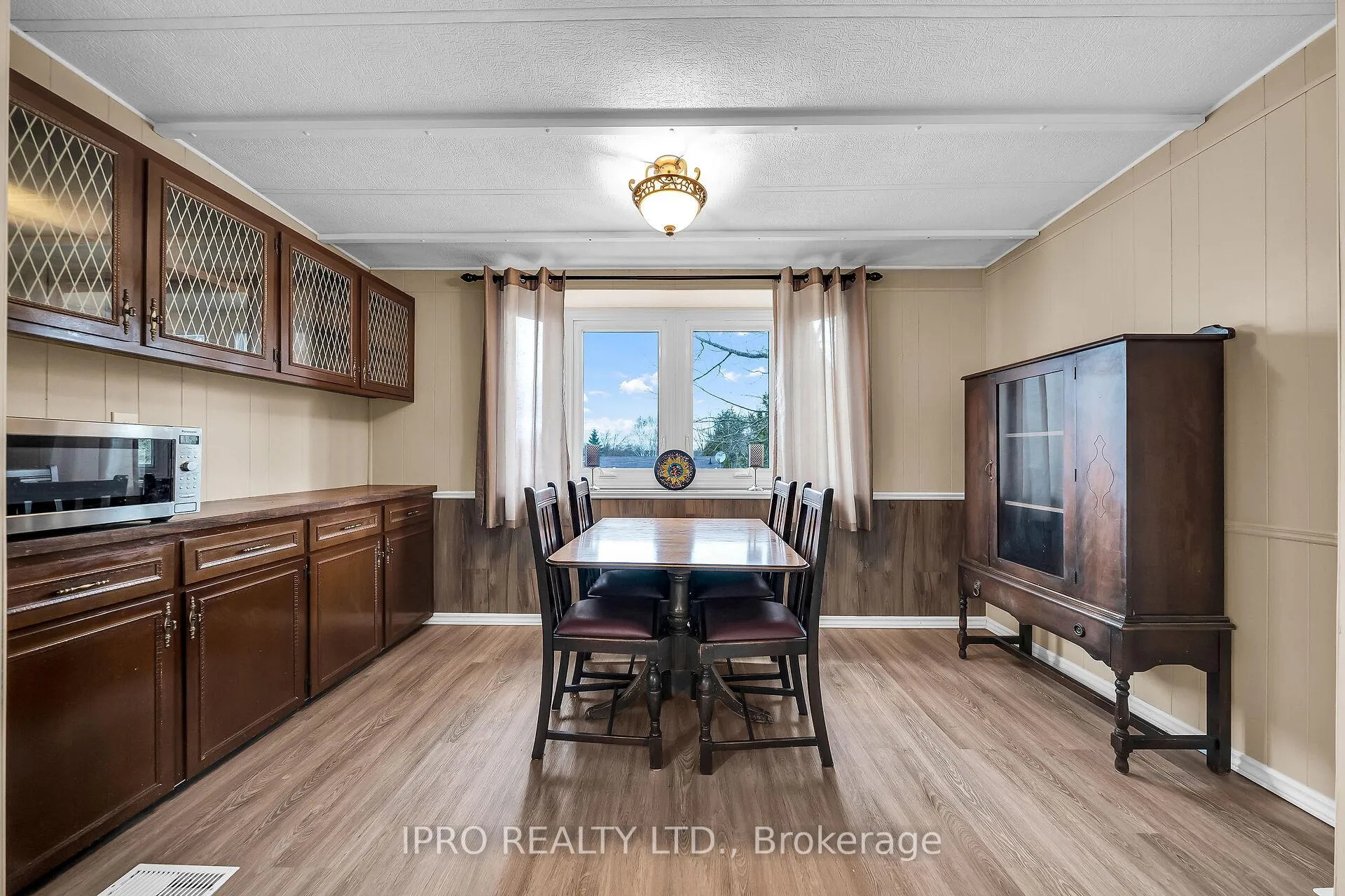 Photo 7 of 137 Maple Crescent, Hamilton, Rural Flamborough — HOMEH